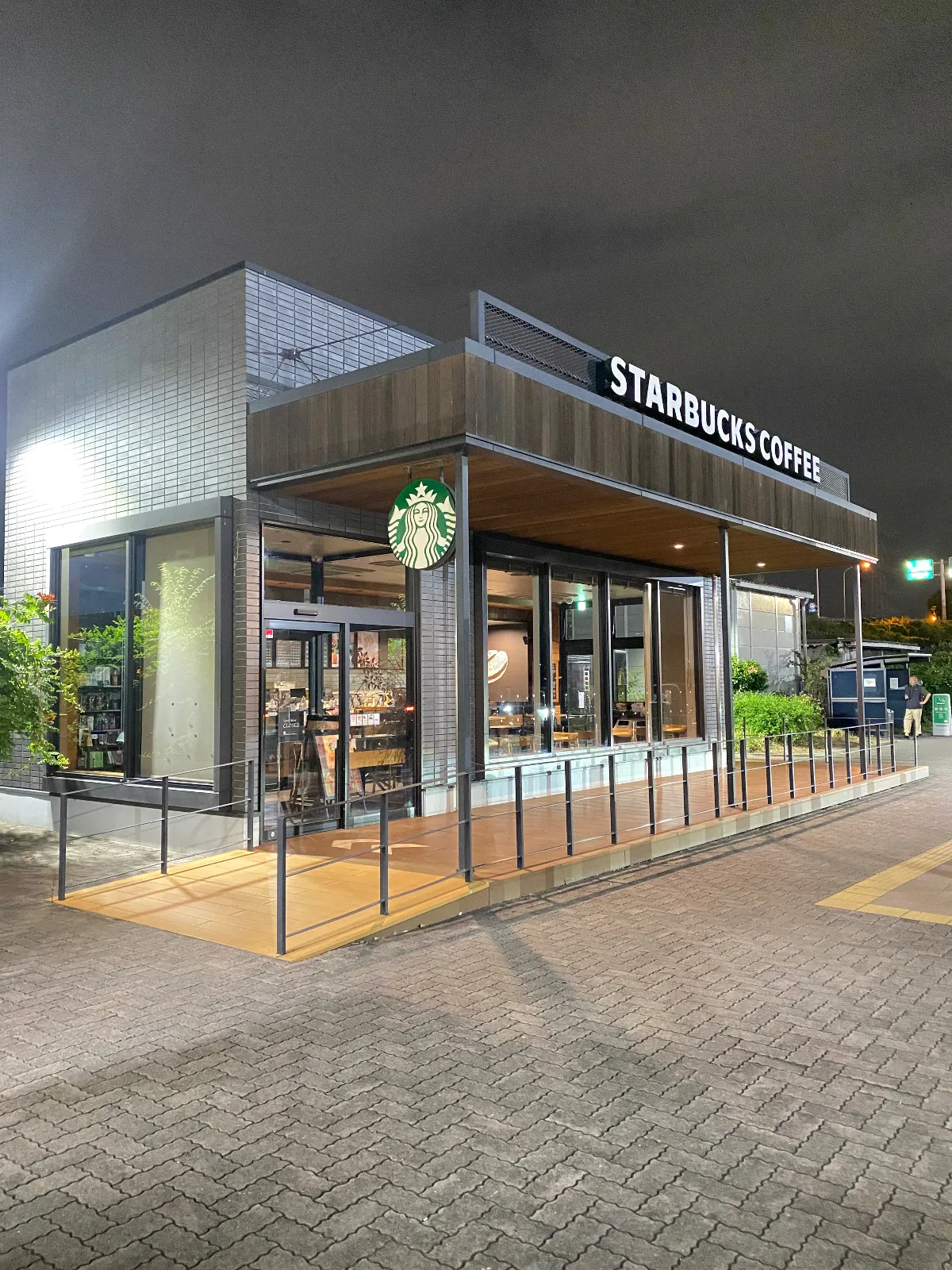 朝8時からやっているスターバックス。