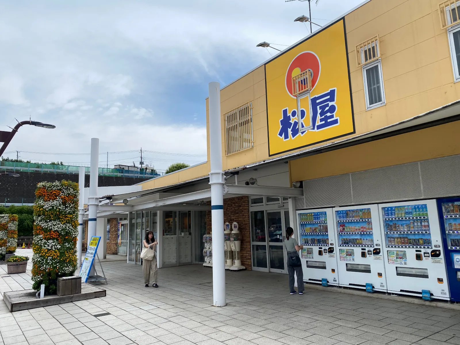 第三京浜下りの保土ヶ谷パーキング。平日・休日共に混んでいることが多く、大黒パーキングが夜間閉鎖されると集まっていた車がこちらに流れて来たりする。24時間営業の松屋の存在が嬉しい。本日もお昼に立ち寄り、牛めしを頂きました。