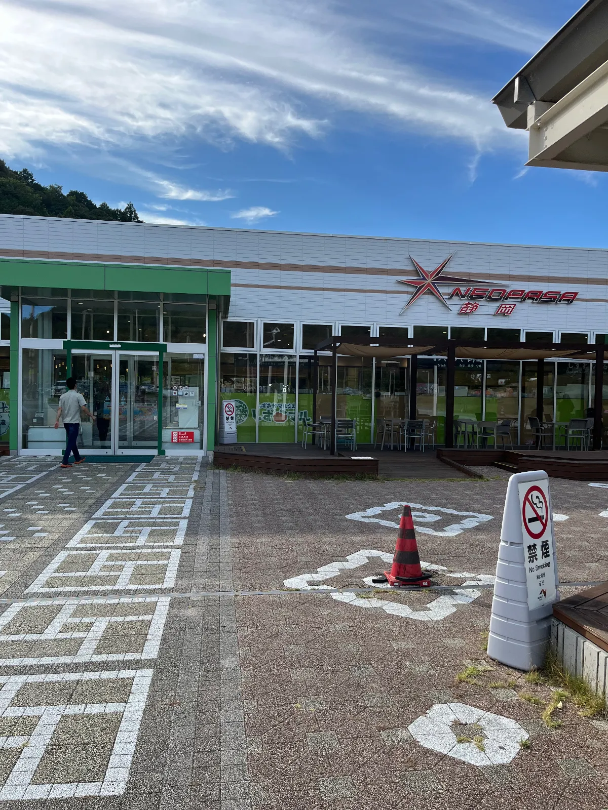 こちらのNEOPASA静岡（上り）は手前にある遠州森町や掛川、藤枝パーキングエリアと違ってサービスエリアなので広いです。
充実したフードコートやお土産屋さんがあって、カプセルトイコーナーもありました。
建物の周りは山で自然豊かな場所にあります。
子供が遊べそうな場所もありました。
