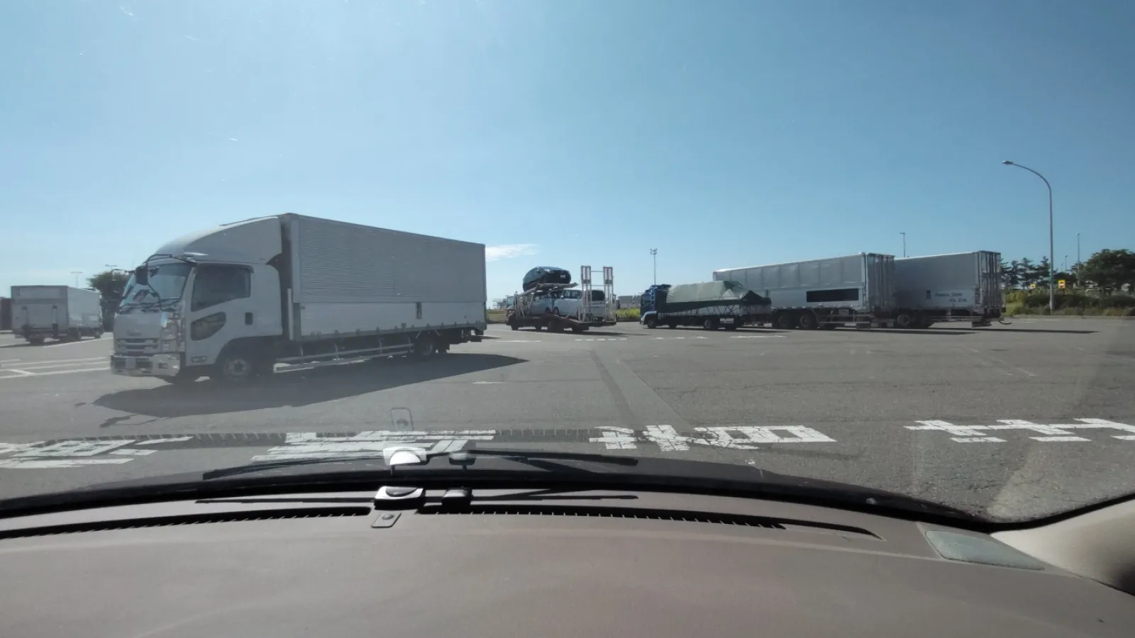 ここは海岸と直結した珍しいパーキングエリアです。歩道橋をわたって、下り車線側に出るとすぐに砂浜が広がっています。泳ぐのは難しいかもしれませんが…コンビニとかお店も充実しています。開放感があり、のんびり過ごせるところだと思います。