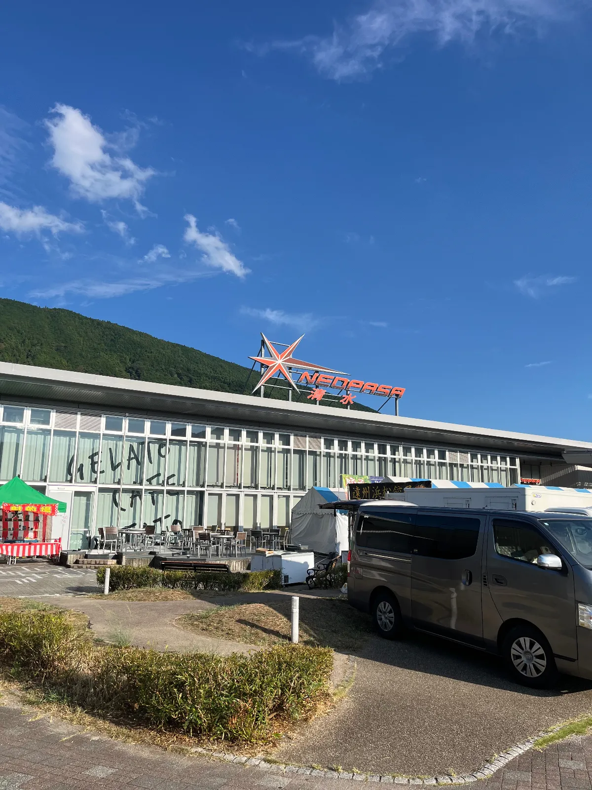 ここは上下線が一緒になったサービスエリアです。
手前の静岡サービスエリアよりすこし広い建物のような気がしました。
建物の中にはさまざまな飲食店やショップがありました。
オートバイの展示があるのがここならではだと思います。
静岡おでんがありました。