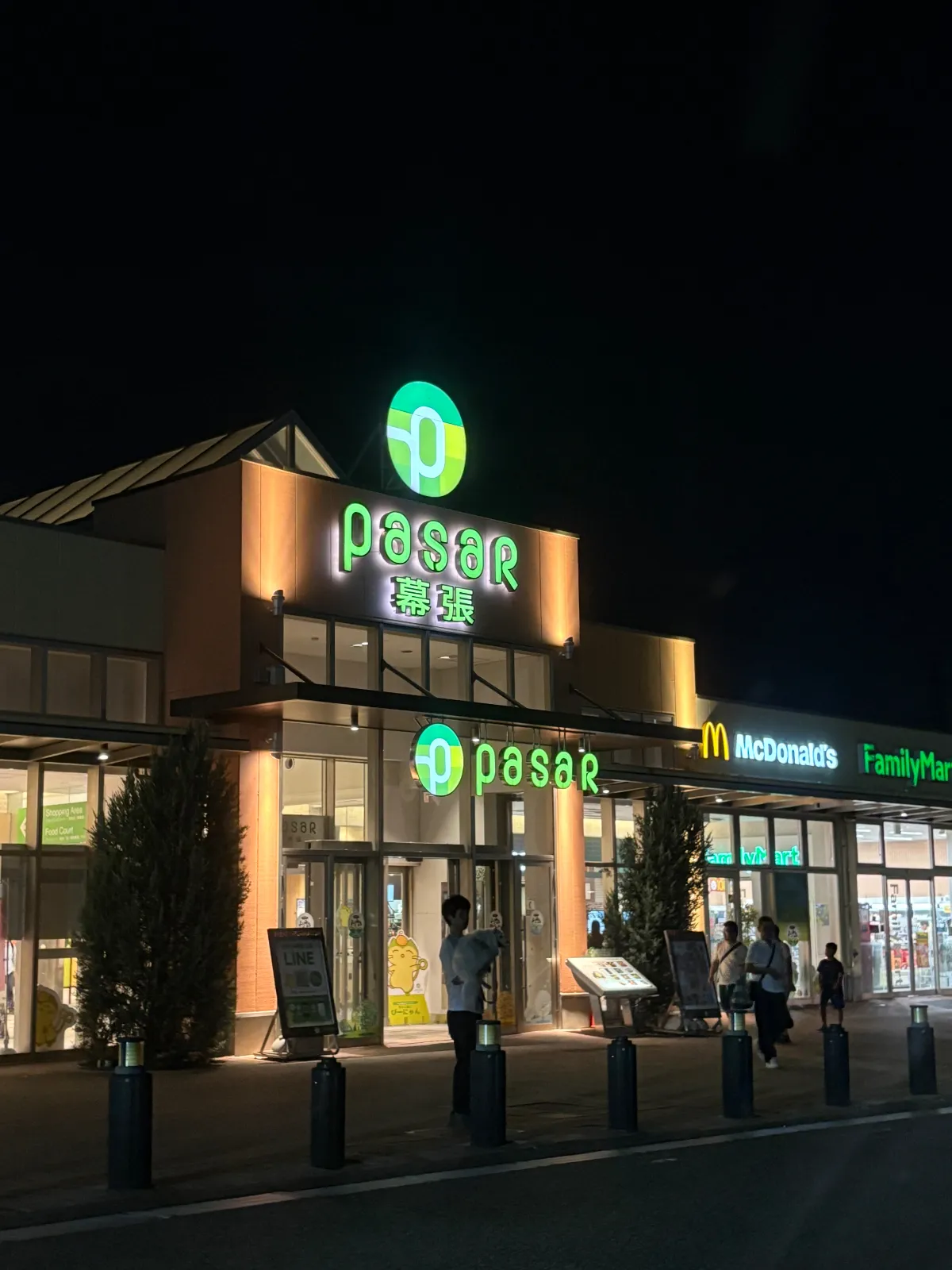 夜のパサール幕張上り店は、みんな1時間くらい走ってきてちょっとお休みしたい！トイレ行きたーい！にぴったりの位置。トイレも綺麗だし、広いし、おすすめです！小腹が空いた時はマックもファミマもあるので、ホント便利〜！車も初心者でも停めやすいですよ〜(^^)v
