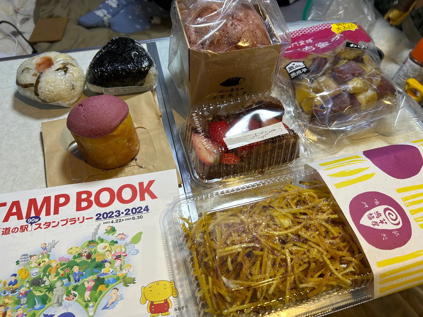 新しい道の駅です。さつまいも推しで色々なものがありました。極細芋けんぴを行列していて待たされたのですが並んだ甲斐がある美味しさでした。他にもパン屋さんも人気でいくつか購入しましたがどれも美味しかったです。鳴門金時うずまきソフトも行列ができていました。こちらは次回食べたいと思います。