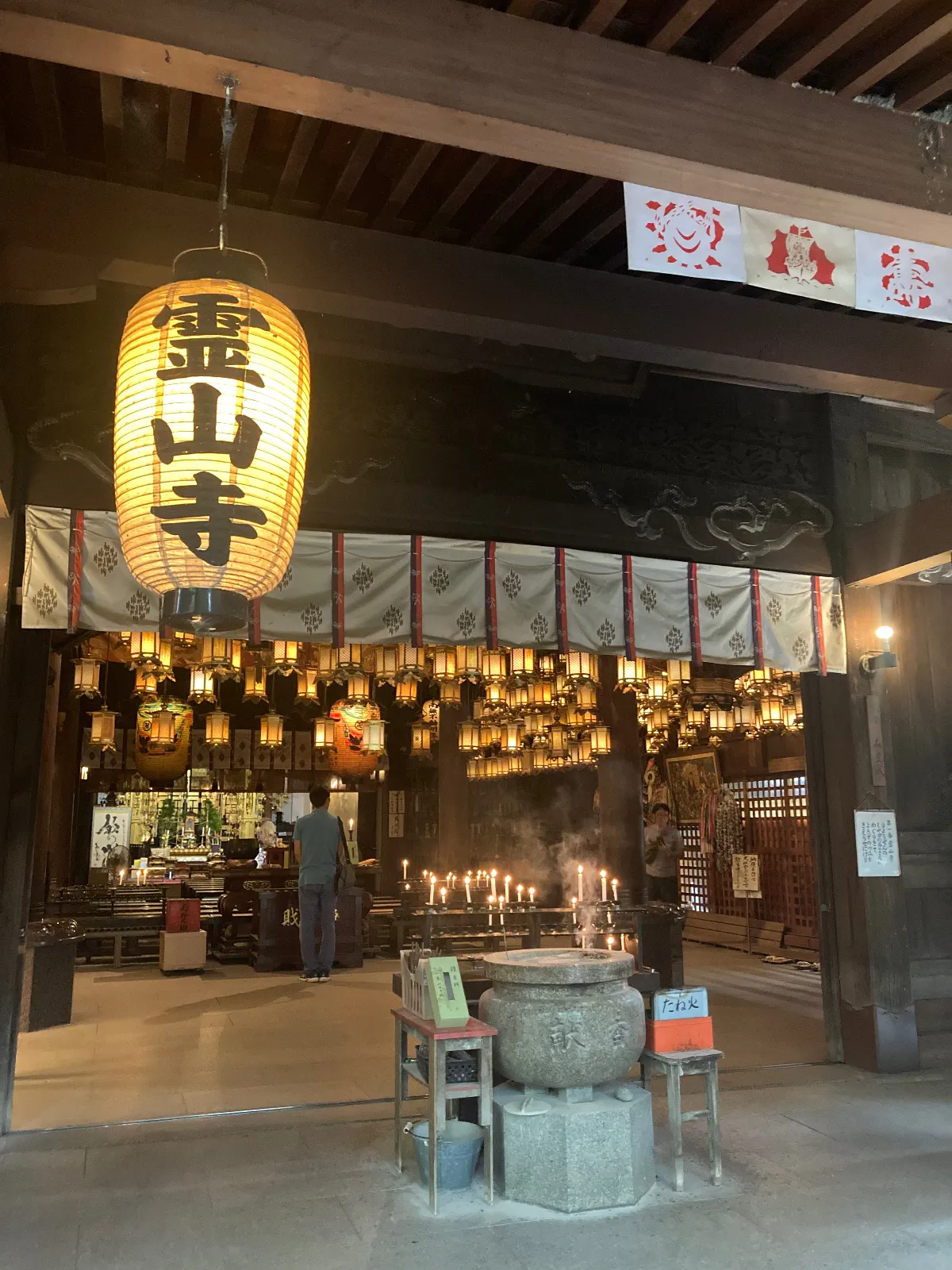 四国八十八ヶ所、1番札所の霊山寺です。
本堂はたくさんの灯篭が吊るされており、その眺めは圧巻でとてもキレイです。昼でも夜の中にいるような気分になります。ろうそくの炎も雰囲気を醸しています。週末は多くの参拝客が訪れる人気スポットです。