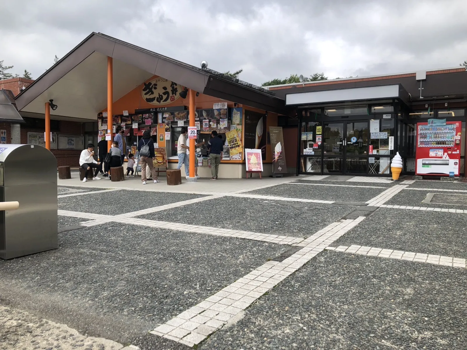 前沢牛が食べられます。もちろんその他のメニューもあります。コロッケなどはお手頃価格で買えます。
お土産も揃っていてここだけの限定品もありました。
駐車場からは長い階段がありますが、足腰が弱い方はエレベーターで上がるといいです。