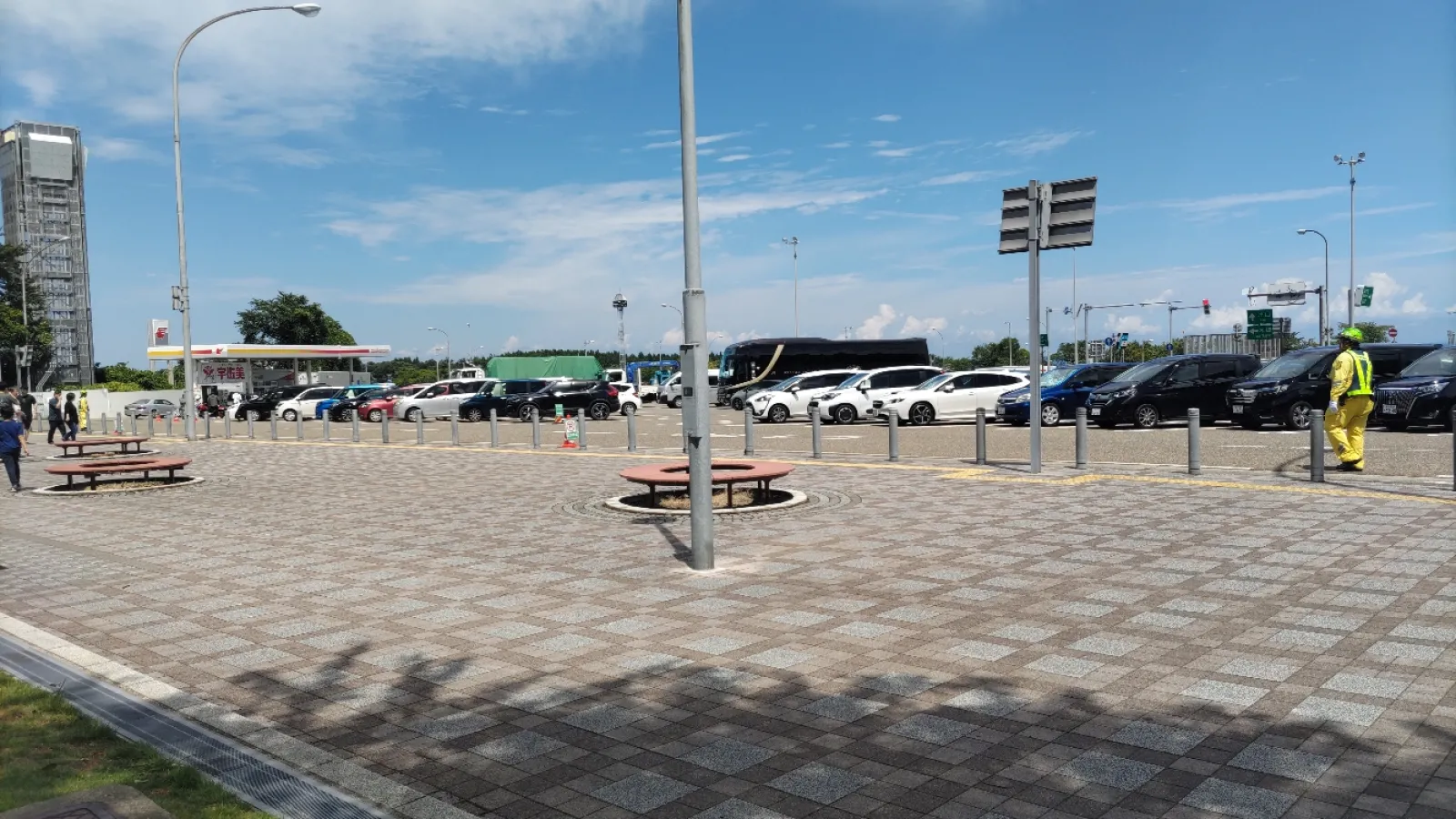 帰省の途中で立ち寄りました。日本海が近く目前に海岸線が広がっています。外のベンチも多く、犬連れにも優しいサービスエリアだと思います。ドッグランはありませんが散歩できるようになっています。景色もいいので、立ち寄る頻度は高いです。
