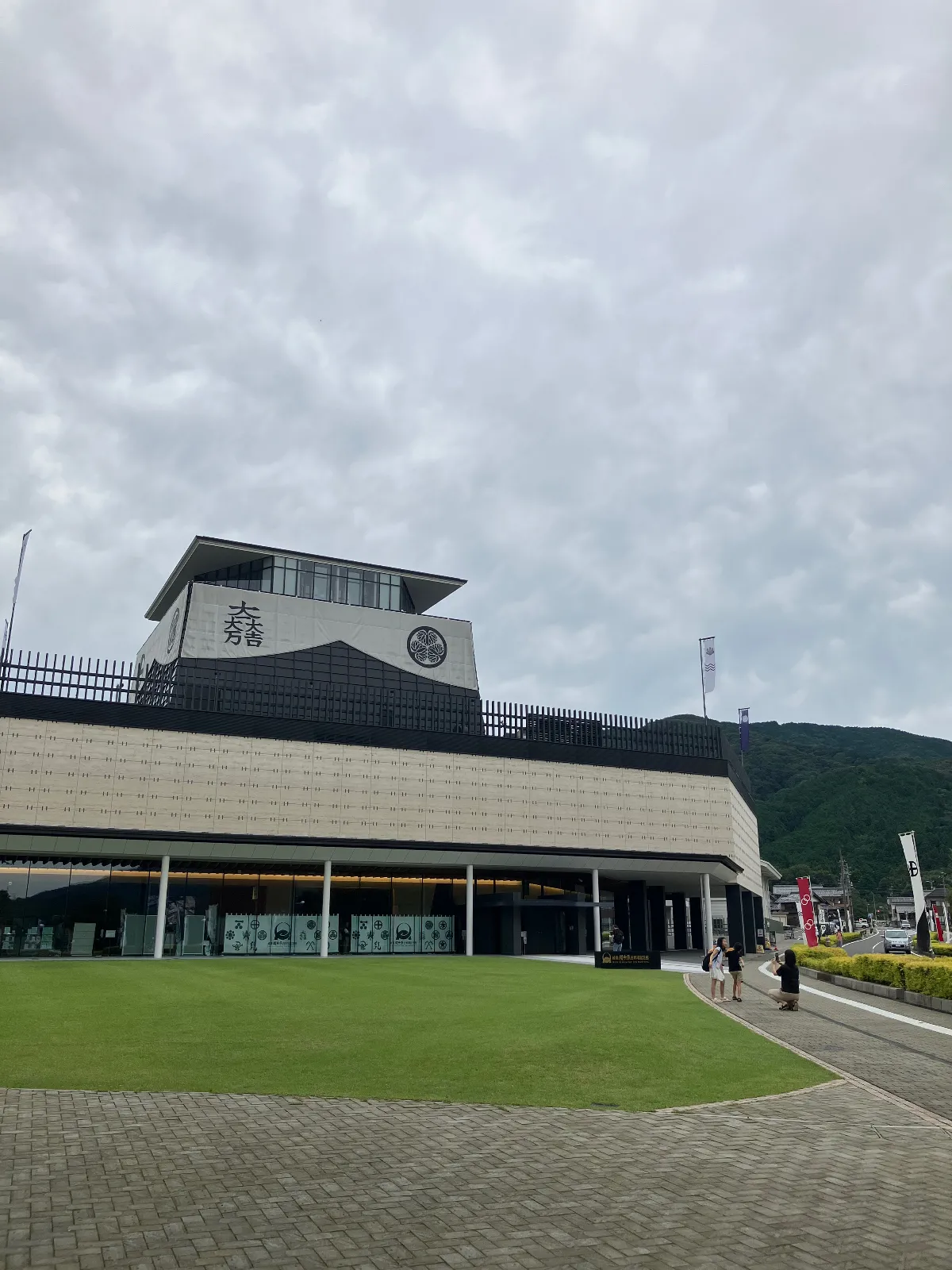 天下分け目の合戦、関ヶ原にある、歴史民族資料館。　隣にある岐阜関ヶ原古戦場記念館と合わせて関ヶ原の合戦について学習、見学のスポットになっています。　駅も近く、駐車場もあるので、こちらを拠点に名所旧跡を散策、レンタル自転車にてまわる事ができます。
誰しも教科書で必ず見聞きする時代を体験することができると思います。
