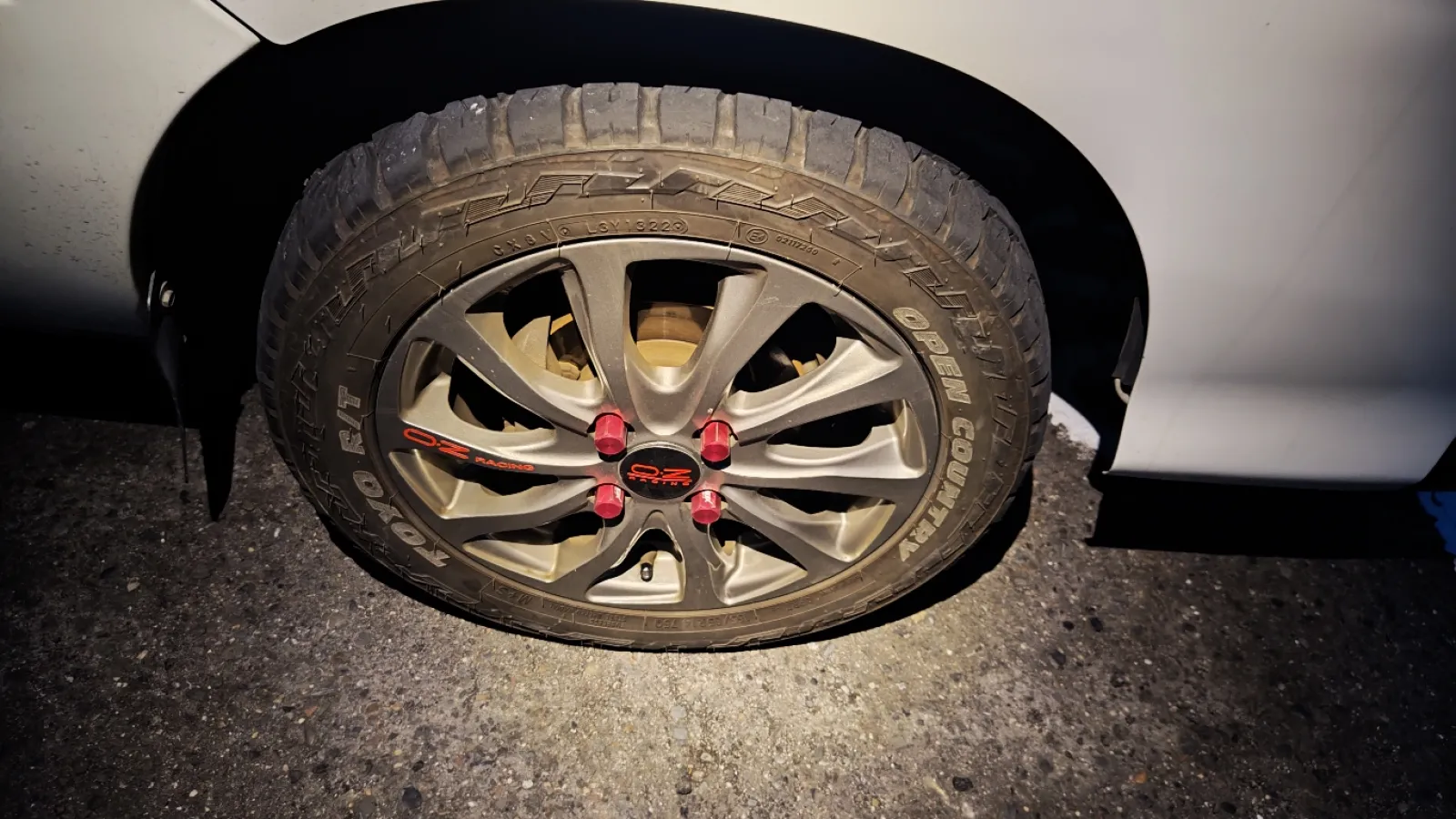 スタッドレスから戻しオートバックスへオイル交換に行くと4月から厳しくなり車検基準でないと整備も出来ないと言われオイル交換度に入れ替えもも面倒なのでこの車の基準で新しいのネットで買って取付ました。
オープンカントリーの耐荷重がダメだったそうです。