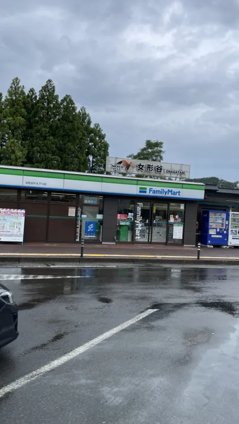 パーキングエリアのコンビニ！