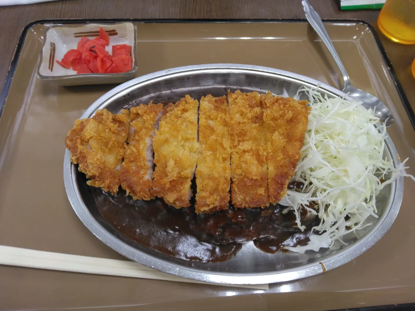 福井県との県境近くに位置し、地元グルメやお土産が充実しているサービスエリアです。
レストランやフードコートでは、ご当地グルメの金沢カツカレーなどが楽しめます。
売店は24時間営業で、石川県だけでなく富山や福井など北陸全般のお土産も取り揃えられていました。
