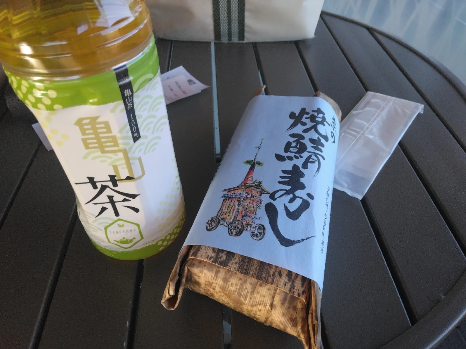 京都縦貫道の全線開通に伴い、2015年7月にオープンした道の駅です。
京丹波パーキングエリアと一体的に整備された施設で京都縦貫道で唯一、食事や買い物が楽しめます。
新鮮な野菜や特産物、お土産などが並ぶ京丹波マルシェは朝6時から営業していました。