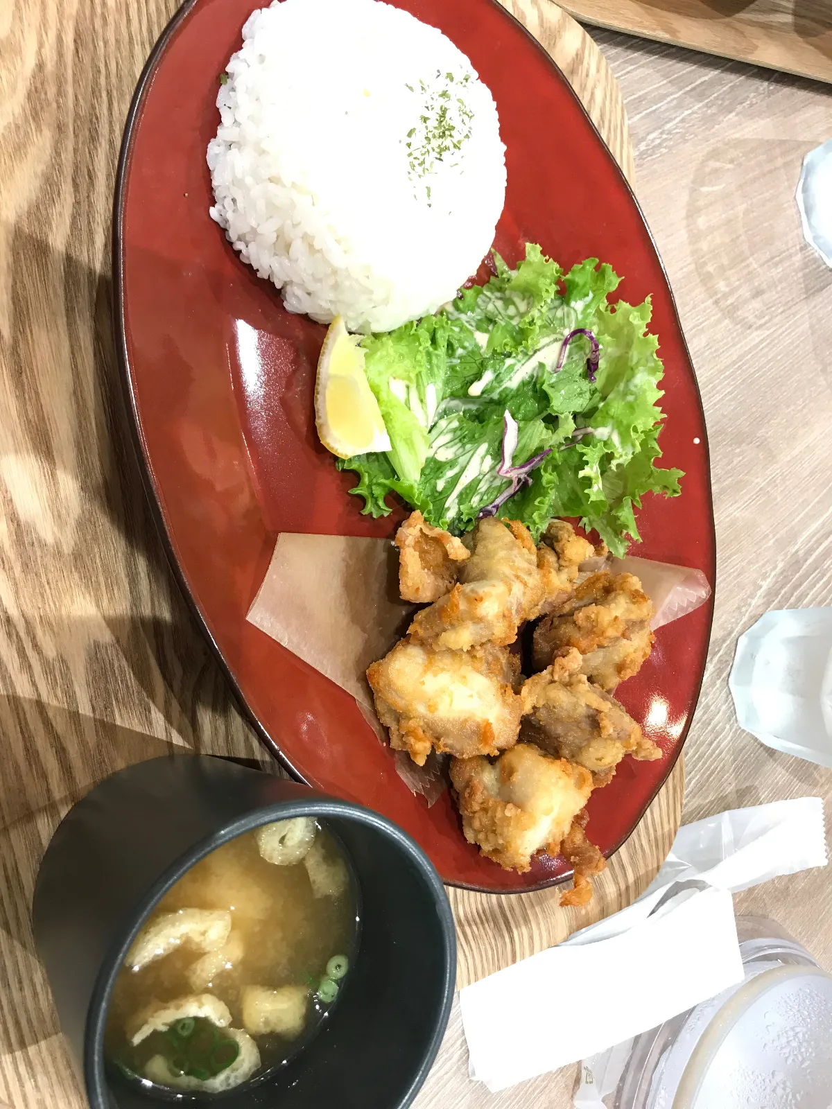 西条にある道の駅のん太の酒蔵のレストラン
RISTORANTE FAMIGLIAのコメカラプレート！
洋食のレストランですが、ご当地グルメの西条酒と米粉を使った唐揚げが気になって注文しました。
お酒の匂いなども無くジューシーでカリッとした美味しい唐揚げでした。
ご飯とサラダもワンプレートになっていてオシャレでした！
店内も落ち着いた雰囲気でゆっくりできました。

ドライブキャンペーン
＃ドライブキャンペーン