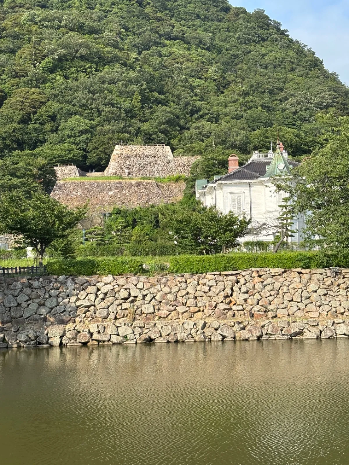鳥取県の鳥取城跡を整備して作られた久松公園！
行った時は仁風閣が修理工事で休館中でした。残念。
鳥取市を100円で循環する、くる梨というバスを利用して行きました。
夏だったので公園も鳥取城跡への道のりも暑くて大変でしたが登った景色は絶景でした。
春には桜が咲くらしくてその風景はまた一際綺麗なんだろうなと春にもまた来たくなりました。

ドライブキャンペーン
＃ドライブキャンペーン