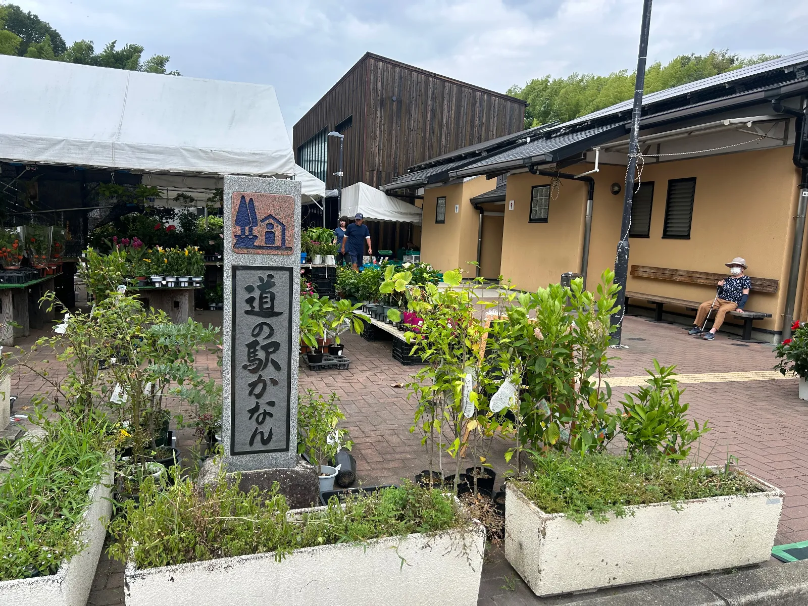 花が多く物品が少なめかな