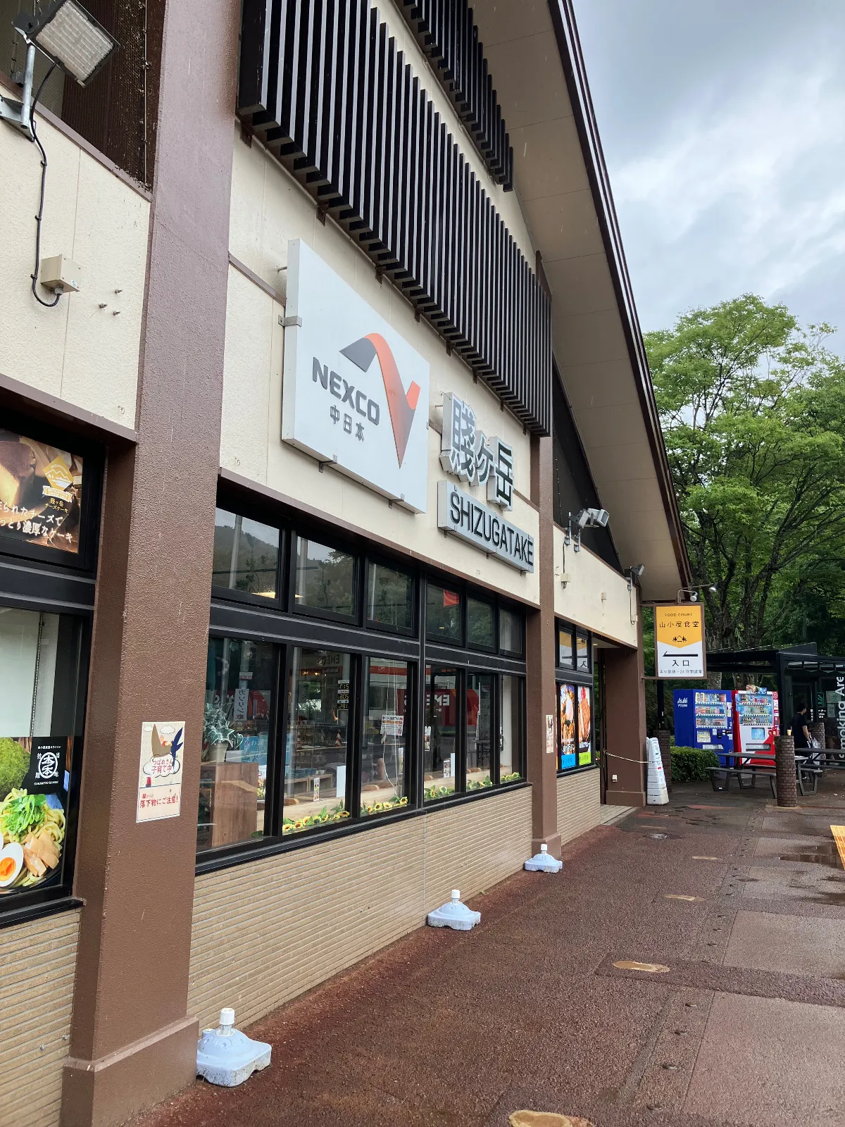 北陸道の滋賀県北部のサービスエリアSAです。
比較的大きなサービスエリアなので、トイレの数、レストランの座席数も多いですが、昼頃のランチタイムは食券購入から並ぶこともあります。　この地域のお店のサラダぱんが売店横にたくさん販売しています、サラダではなく、たくあんにマヨネーズをあえたような具材をコッペパンに挟んであります。　地域のソウルフードみたいなので是非味わってみてください。