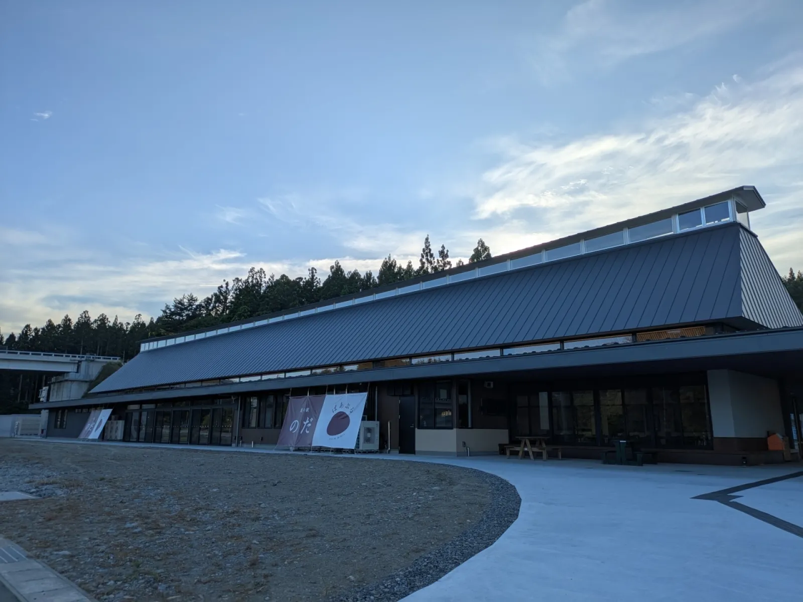 道の駅のださん、野田インターの近くに移転しました。とても新しくて広い建物でした！ソフトクリームは、新しい方でも、購入できます。中のレストランのエリアは、とても広かったです。行った時は、ソフトクリームも終了していて、残念…
前の道の駅のださんで食べた時のソフトクリームは、とても美味しかったです。
ちなみに、私は、こちらの『のだの塩』のファンです！