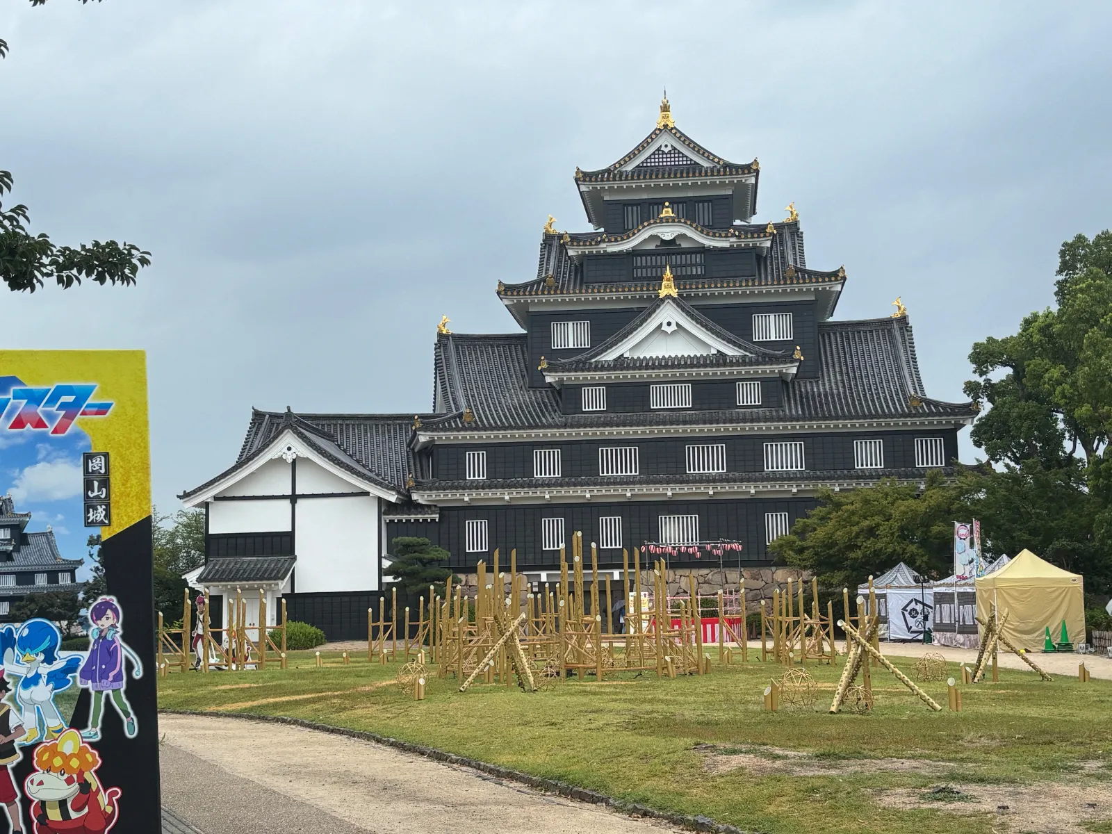 烏城（うじょう）と呼ばれる岡山城は黒っぽいかっこいいお城です。
お城の中へ入る以外は無料なのでお城のそばまで行って見ることができます。駐車場は１時間300円でお城までそんなに遠くないので充分その時間内で見て戻れる事が多いかと思います。