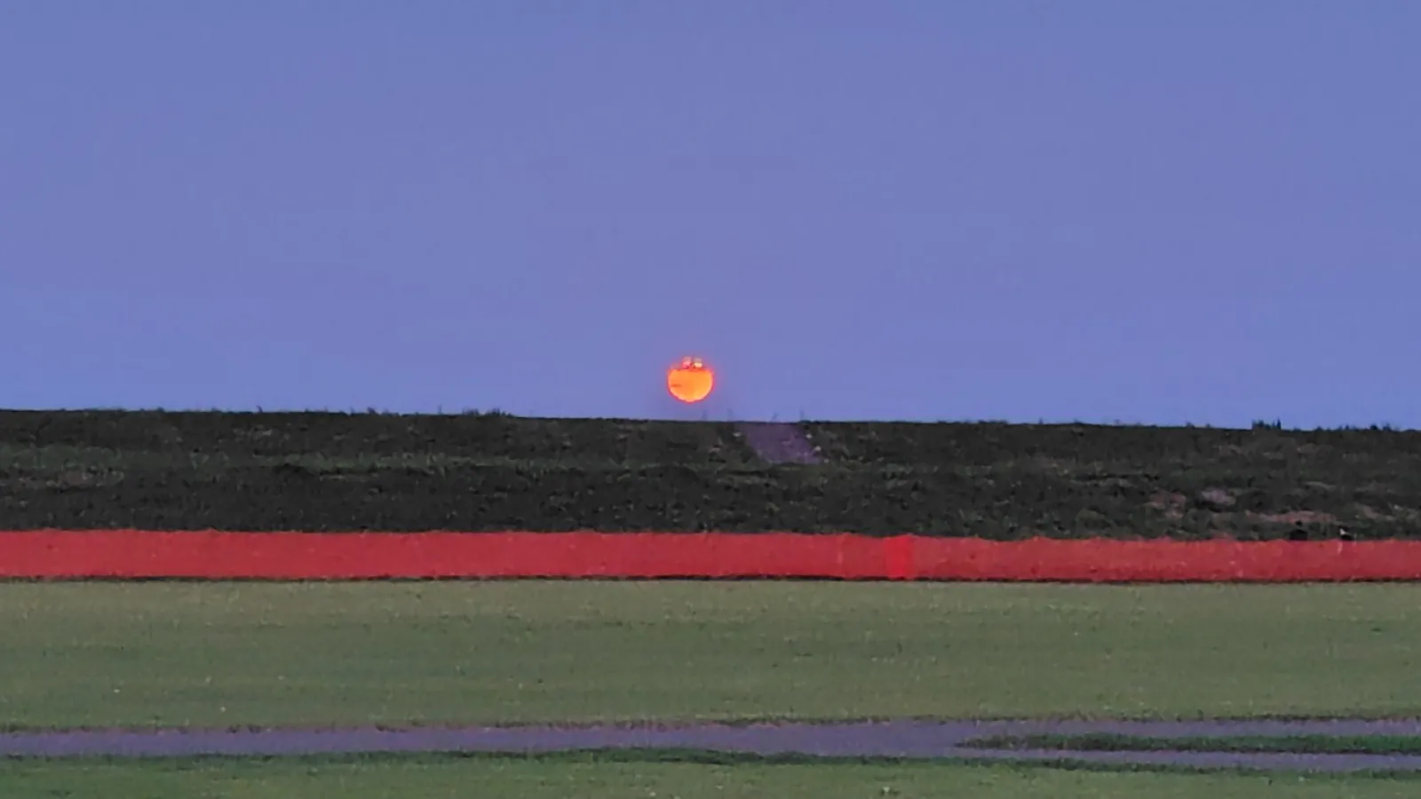 今日は、夕暮れどきの満月が幻想的でした〜
