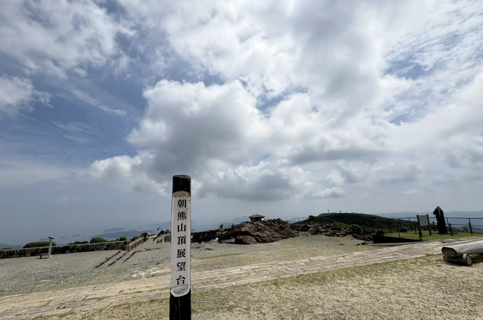 朝熊山展望台は、360度見渡せる絶景スポット。一方は海で、島が点在していてきれい。街も見えます。反対側も山々に囲まれて大自然を味わえます。足湯は100円かかりますが、いい季節ならぜひ入りたいです。今回は暑すぎたので、また今度。お土産物屋さんも小さめですが充実していましたし、欲しいお菓子も買えたし、高速道路のクーポンも使えました。