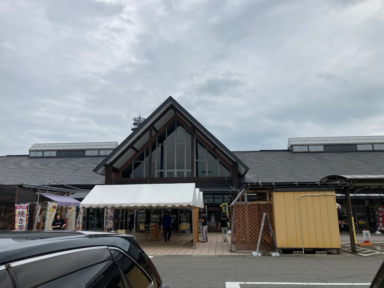 立ち寄りやすい場所にあり、コンビニも併設されています。店内には秋田の稲庭うどんやほしもち、リンゴジュースなどの定番のおみやげが並んでいます。そのほかにも地元ならではのお惣菜やおかし、お野菜も並んでいて、選ぶのが楽しかったです。広場にやぎもいました！