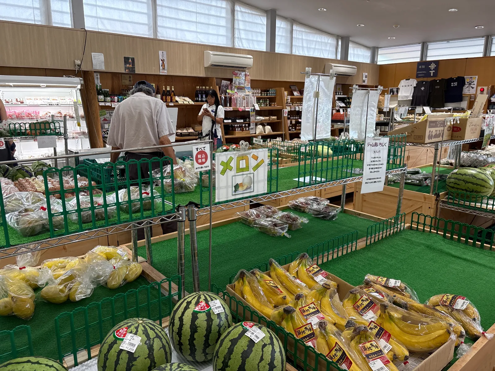 あずの里いちはらに立ち寄りました。普通の道の駅ですが、今の時期はスイカがいっぱいありました。とても美味しく見えました。レジ横には、カブト虫とクワガタ虫がいっぱい。この辺では、珍しいミヤマクワガタもたくさんいました。ペアで2300円です。そのほかヘラクレスやニジイロクワガタなど外国産のいろいろいまささた。ひと休み立ち寄ると子供は喜ぶと思います。