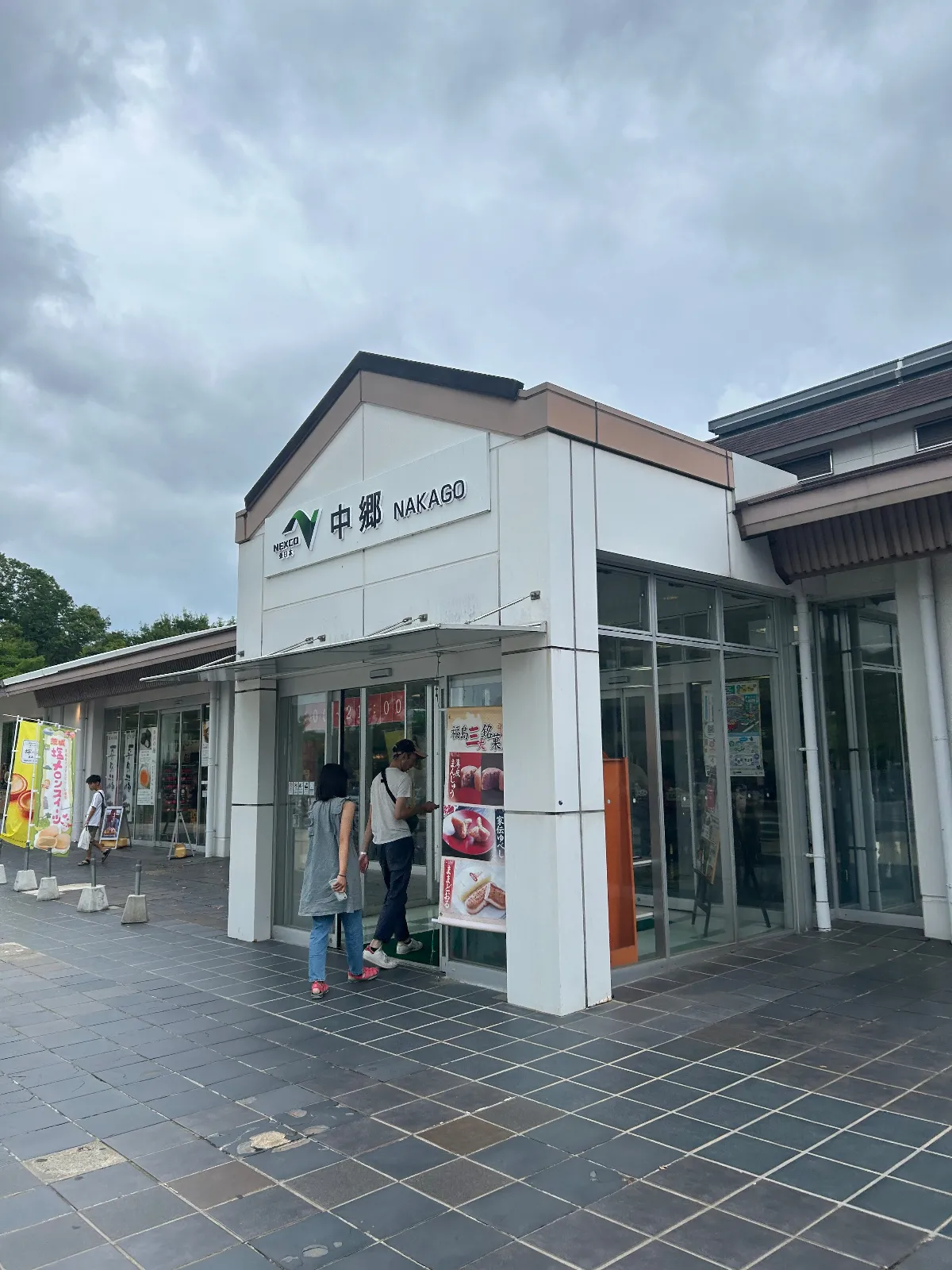 それほど大きいサービスエリアではありませんが、芝生のちょっとした公園もあり子供達のリフレッシュにもなって良いです。
自動車の混雑状況のモニターは食事スペースのテーブルのすぐ横のため、混雑時は見辛いです。
