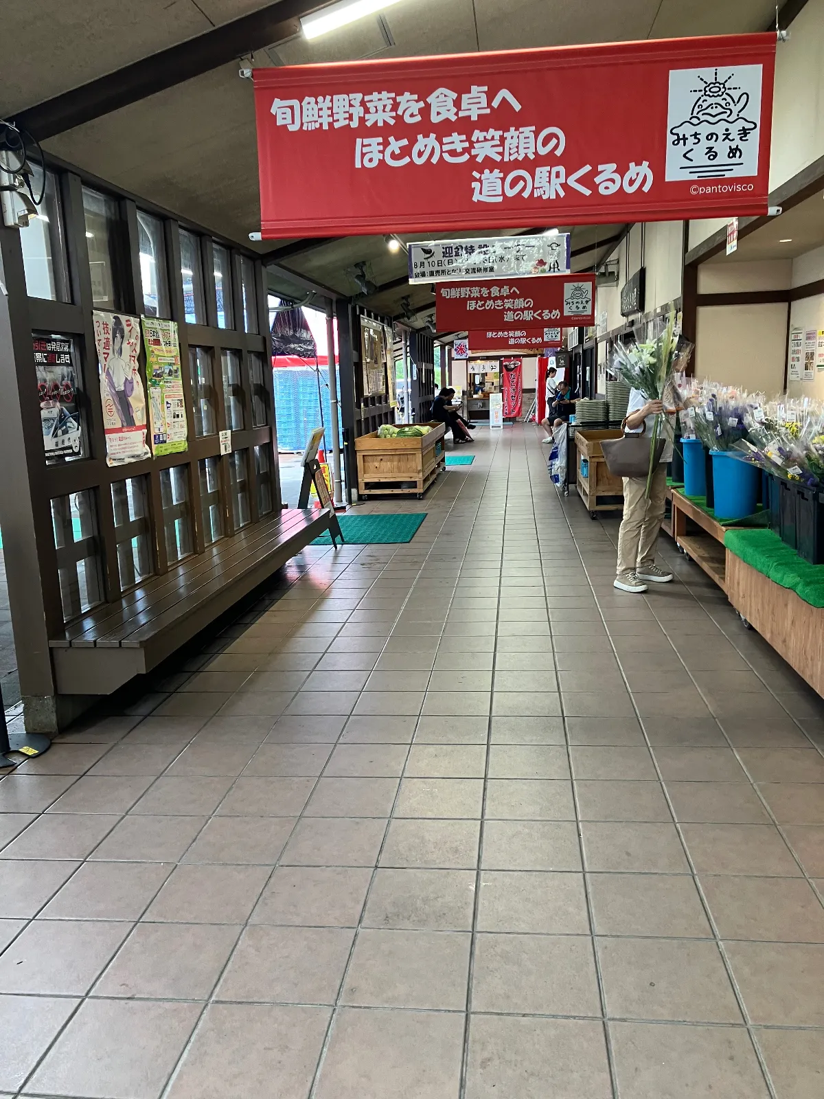 道の駅久留米にやってきました。
ひっきりなしに車がやってきます。お客様が多いです。惣菜も500円から550円のお弁当があり、スイーツも種類がいっぱいで迷ってしまうほど美味しそうでした。
フルーツロールケーキが950円と格安で食べられます。
馬肉のソーセージ馬肉のハム馬肉が売ってました。お花も豊富にあり、切り花をたくさん手に取るお客様がたくさんいらっしゃいました。今日は祝日大雨でしたがお客さんも多かったです。