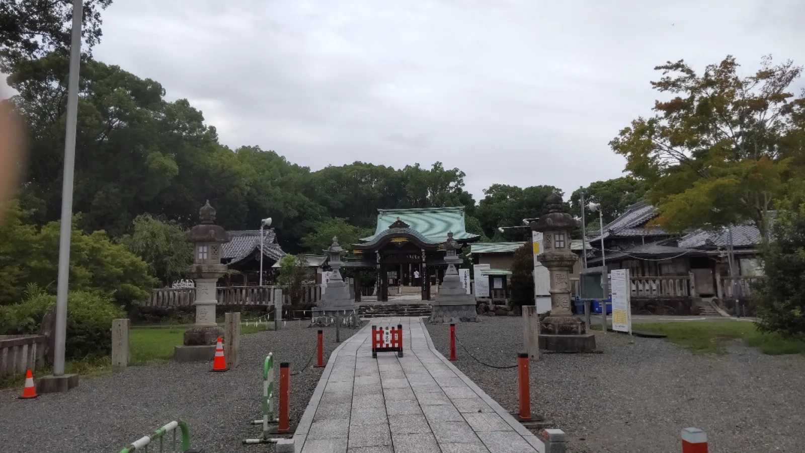お城の跡とういことで見晴らしが素晴らしいです
縁結びに強いようでバエるスポット多数

交通安全祈願もやってもらえるみたいです

お市の方居城だそうで関連グッズも多数用意されていました