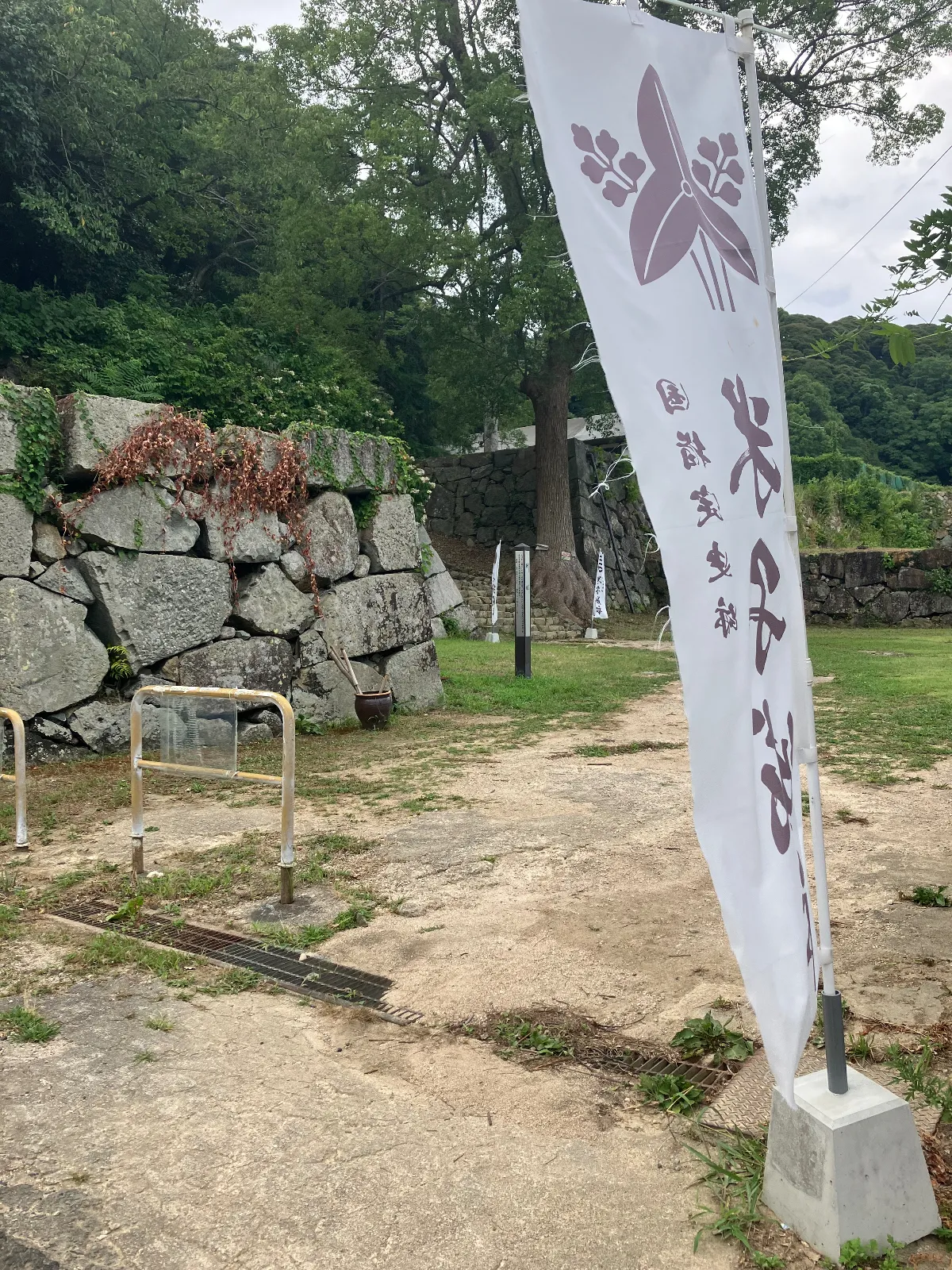 三の丸駐車場に車を停めて登りました。
駐車場は無料で広くて停めやすくキレイなトイレ、休憩所があります。
山頂の天守跡までは駐車場からか片道15〜20分程度ですが足場の良くない階段続きでとても疲れました。足の悪い方などは城跡まで登るのは大変かと思います。