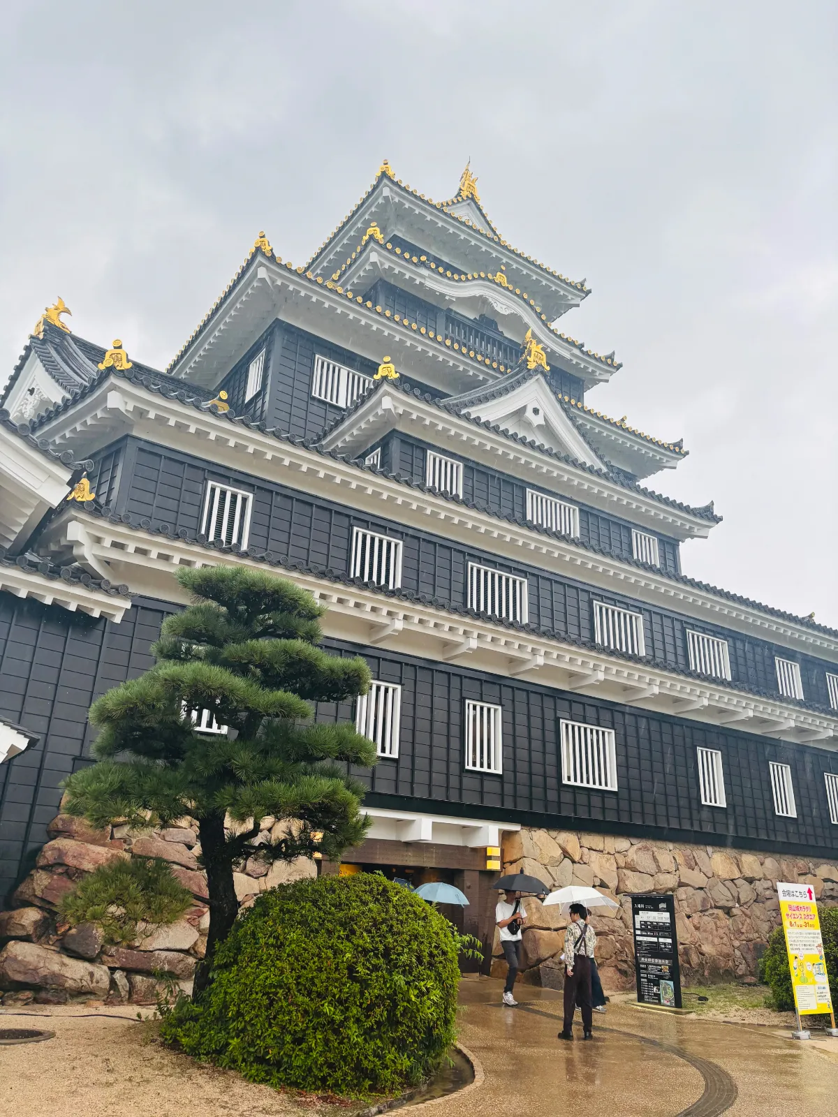 岡山県岡山市、烏城公園の中にあります。

外壁は黒塗りの下見板で覆われていて、烏城（うじょう＝「う」はカラスの意味）の別名があるそうです！
天守内にはエレベーターも完備されていて移動も快適でした。
展示や体験コーナーも充実しており、歴史に詳しくない方でも楽しみながら学べるスポットです。
大人から子どもまで幅広い世代におすすめの、見応えたっぷりの観光地だと思います！

◼️日本100名城スタンプ設置場所
・岡山城天守閣入口（地下1階の受付付近）
こちら、場所はすぐにわかりました^^