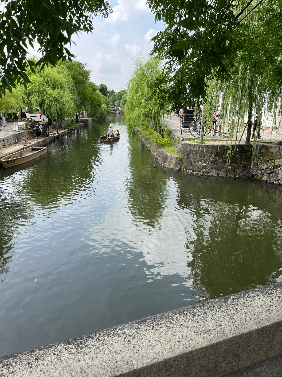 美観地区に行きました！
橋、柳の緑と空、川のコントラストがすごく綺麗でした。川船は予約制です。
朝なので、まだ人通りは空いていました。　　
夏なので、暑く日傘か帽子は必要です。
人力車もいつか乗ってみたいなと思いながら散歩しました。