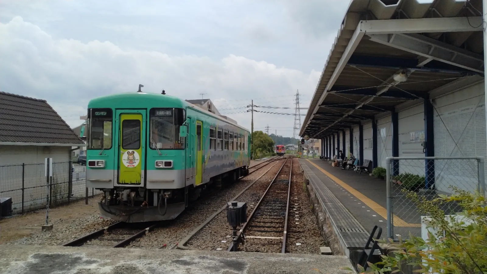 このポイントラリーで北条鉄道なるものが有る事を。
ラリー中に線路を渡った際にレールを見て、期待は膨らんでました。現物を見て「乗ってみたい」衝動が…特に小さく写っている、離れて待機しているピンクのやつに！残念ながら車どうするのということで断念。

この鉄道、券売機はあるが改札機がない！バスのような車内でやるシステムなんですね。でも開放感すごいわ～

そして待合室が観光案内所になってます。
