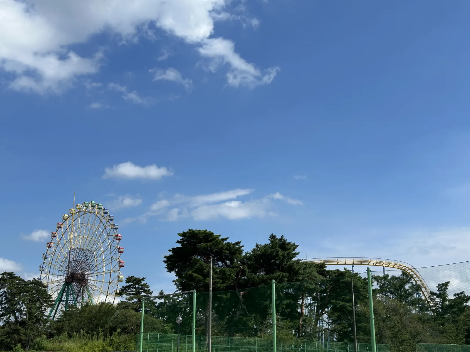 伊勢崎市民なら小さい頃からお馴染みの華蔵寺遊園地です。
1000円の回数券綴りを購入すれば充分に遊べます。

大観覧車、ジェットコースター、急流すべりなどもあり大人も子供も楽しめますよ！

園内には売店もありますが少しあるけば周りにもお店があります。

桜、ツツジなどの時期になるととってもきれいで南側をお散歩するのもいいですよ〜
