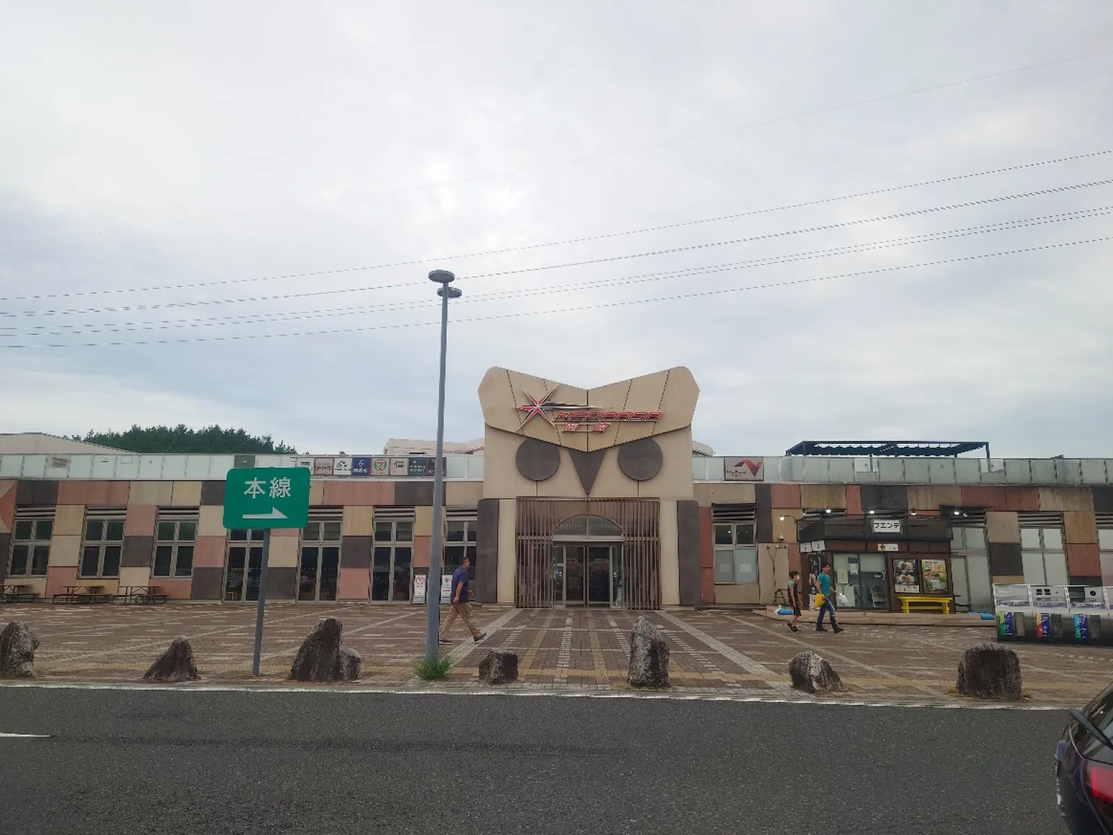 駐車場満車で停めるのに一苦労