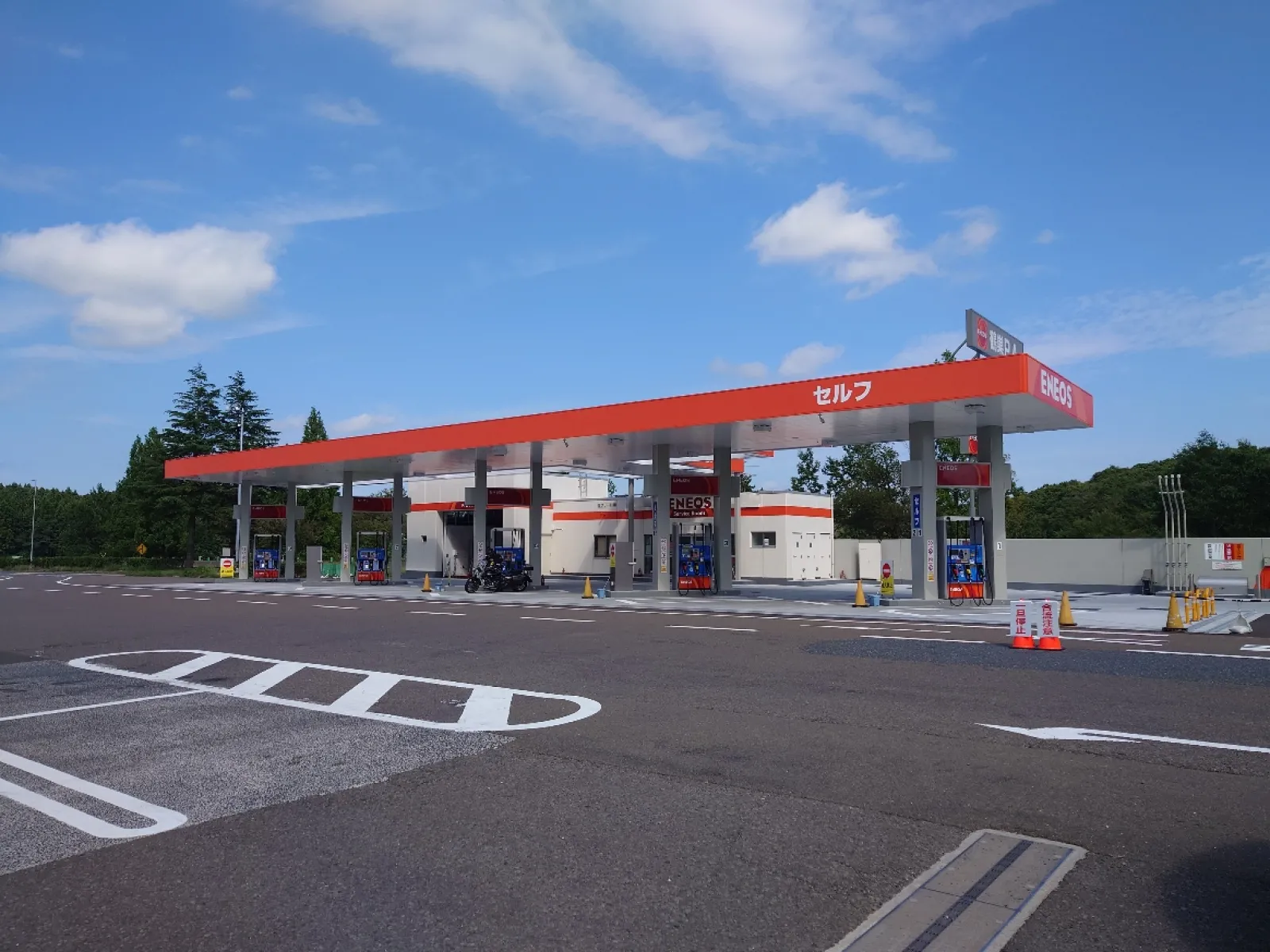 ここのガソリンスタンドはセルフです。