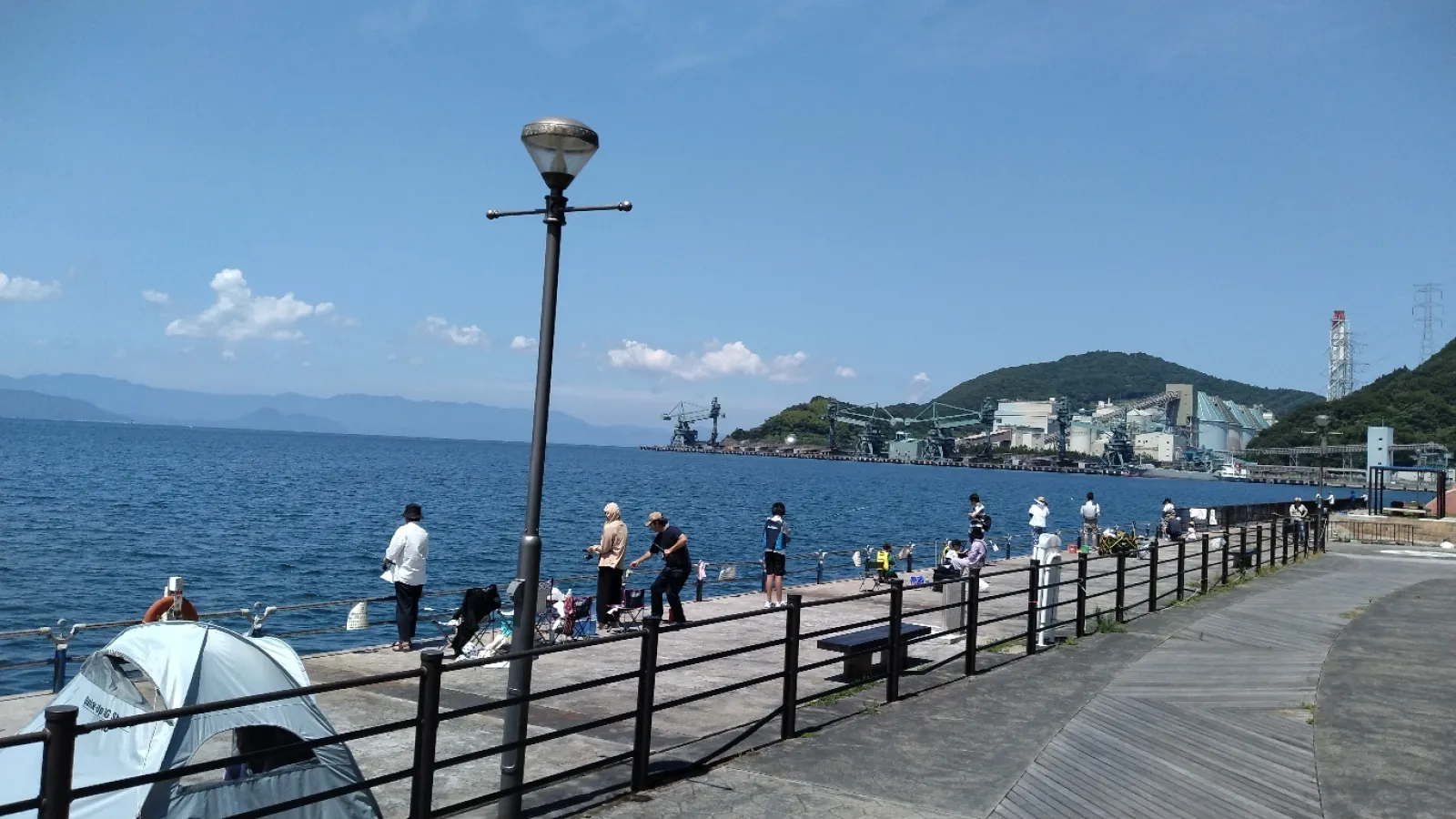 立地からここは通り道で立寄るスポットではなく、完全にめがけて来るところですね。沢山の魚釣り家族で賑わっていました。無料で見学出来るフェリーも！

舞鶴港とれとれセンターの駐車場混雑ぶりに諦めて、昼食はこちらで。レストランは入れ替わり立ち替わりですが混雑はしておらず、静かでゆっくり出来ました。
ホントはビール飲みたいところですが、ポイントラリーのお供にアサヒゼロ（ノンアル）！