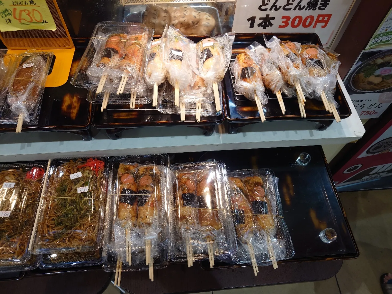 急に「どんどん焼き」が食べたくなって遠回りしました。
山形市のソールフード「どんどん焼き」です。
ソース味と醤油味の二種類を販売してます。