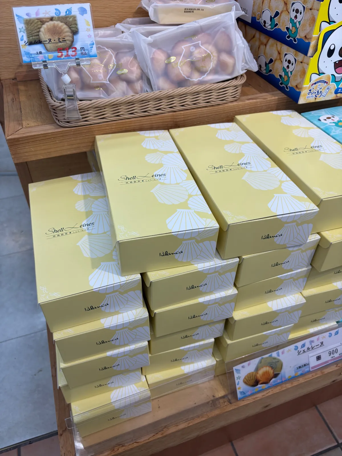 「「シェル・レーヌ」おススメ」と、
目黒の雅叙園ランチ中に、隣席のマダムの会話を盗み聞き。
聞きなれない言葉に、
コスメかエステかと思えば、
あこや貝の粉末が入った三重の焼き菓子じゃないですか。

G7伊勢志摩サミットではコーヒーブレイクのお菓子に選ばれたとな。って2016年安倍総理の頃。随分前だな。

首都圏では三重アンテナショップにしかないけれど、
三重県内のサービスエリアにはあるらしい！

と、今回の帰省の目玉土産！

亀山サービスエリア(上り)に寄り、
土産用2箱＆その場で味見にミニサイズを買って早速食べてみました。
カリッとしていて、バターの風味もあり、
確かにおススメだわ〜！！