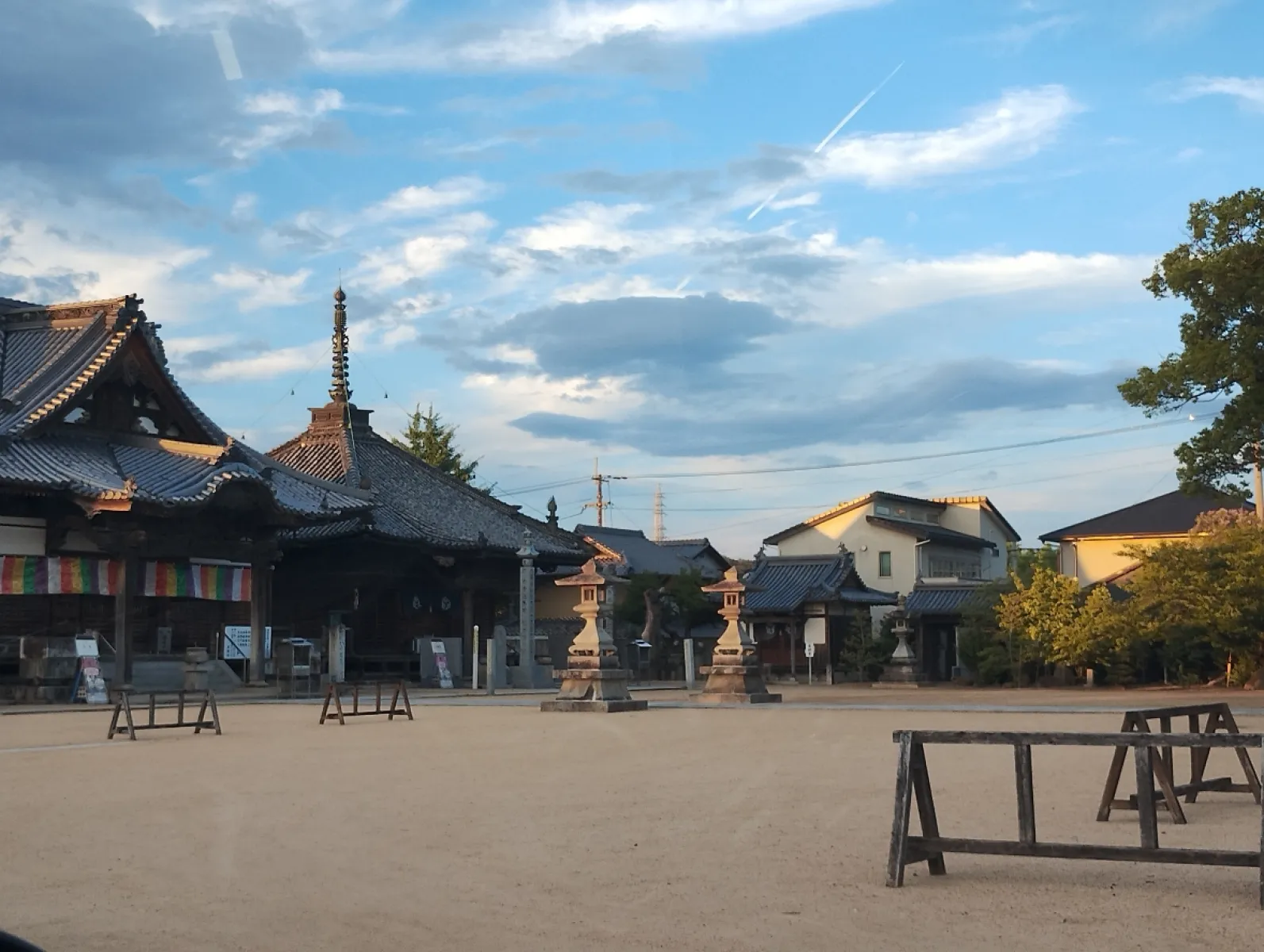 四国霊場87番札所、長尾寺です。
駐車場が広く整備されており、バスも駐車可能です。
ただ、旧道のため、道は少し狭いです。
琴電の長尾駅からも徒歩で5分くらいかと思います。
きれいなお手洗いもあります。
お寺の前は広いスペースがあり、夕方に訪れた時には、近所の子供たちがボール遊びをしていました。
お寺も広くて、お庭もきれいに整備されている印象です。
88番大窪寺へはかなり距離もあり、山道となるので、徒歩でのお遍路さんは大変になるかと思います。