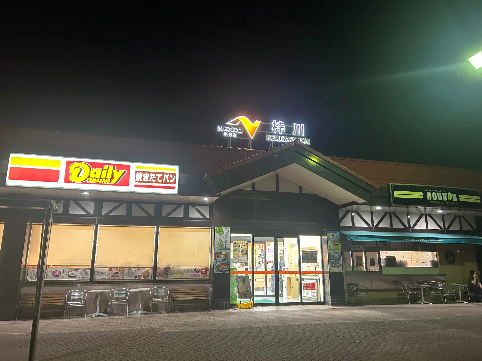 深夜でも売店も飲食もコンビニも営業していて便利。
トイレも新しめできれい