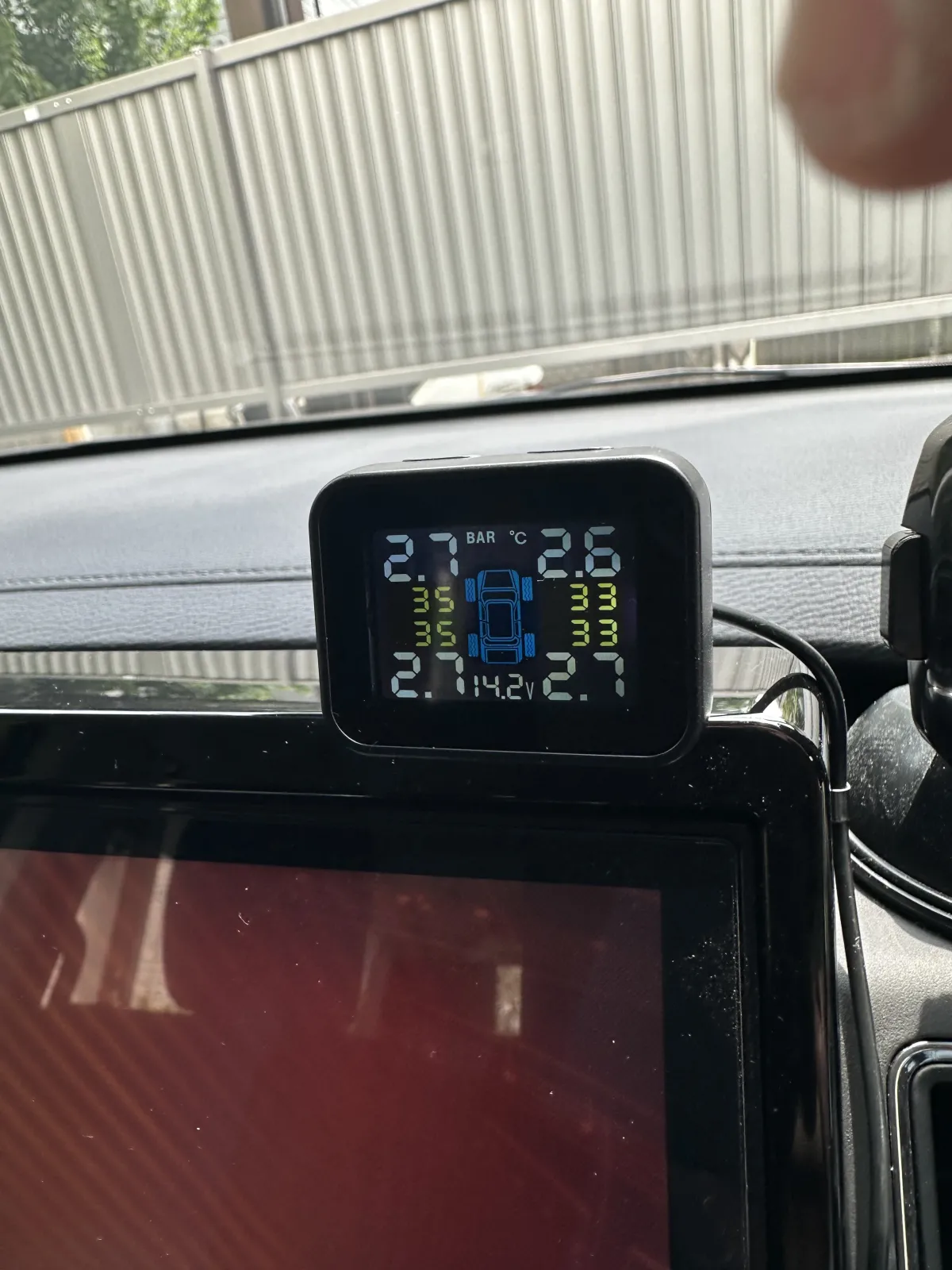 室内でタイヤの空気圧と温度を確認できます。
走っていると温度が上がり空気圧も少し上がるようです。なかなか面白いですね。