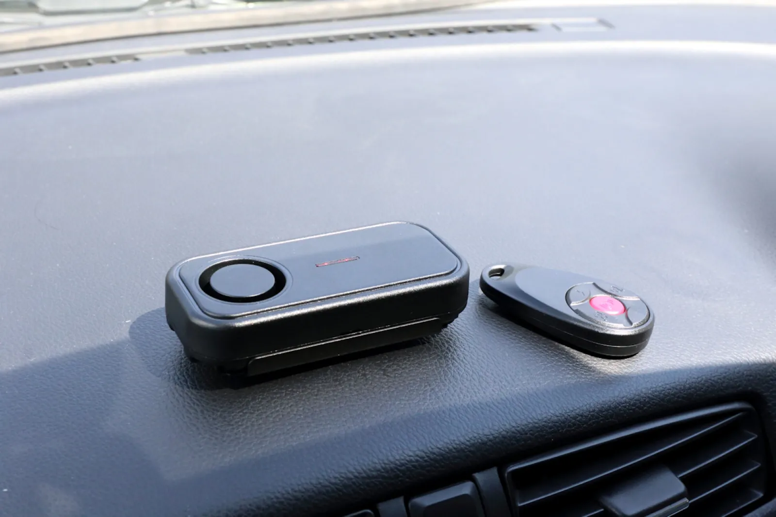 愛車の防犯、その一歩！ リーズナブルで取り付けも簡単！【用品考課