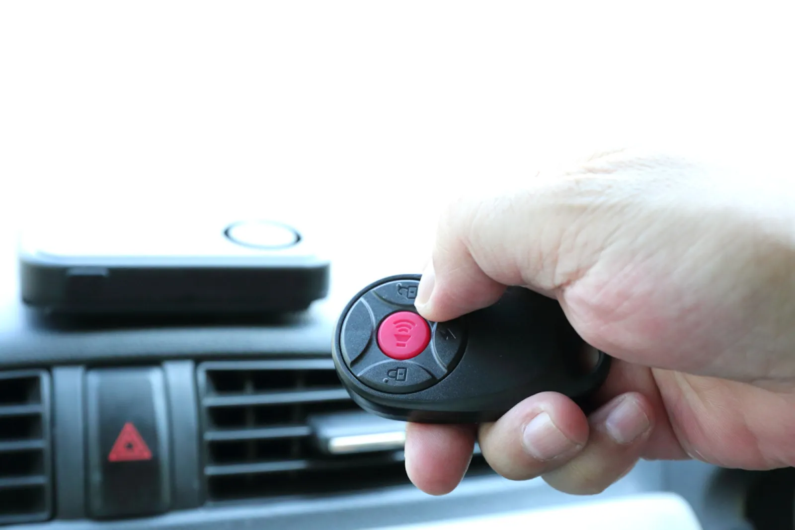 愛車の防犯、その一歩！ リーズナブルで取り付けも簡単！【用品考課