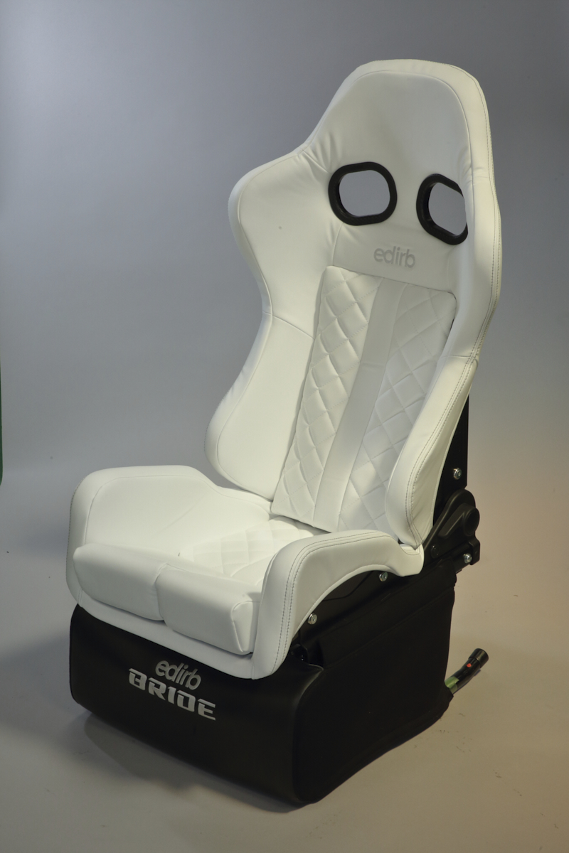 透明感のある白が格別！ゴージャスなプレミアムスポーツシート【用品