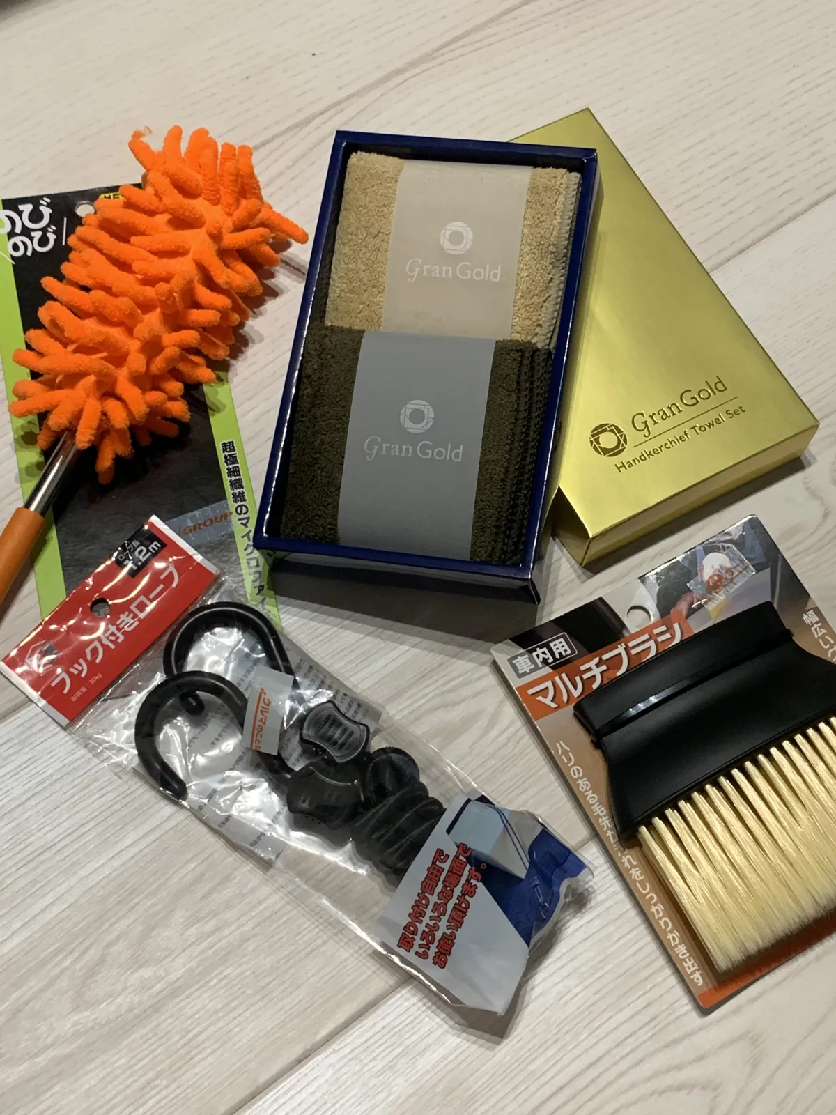 先月、誕生日を迎えオートバックスアプリに素敵なクーポンが届いていましたので店舗へ遊びに行きました✨

右上タオル2枚が今年のプレゼントでした！あとはショップ限定Vポイントが500pt月末までの有効期限だったのでオートバックスオリジナルの車内清掃用品数店購入しました🤗

メーカー物のカー用品が高くなりましたね💦オートバックスオリジナルはコスパ最高です✨
伸びるマイクロファイバーでダッシュボードのホコリ取り110円
マルチブラシでシートのおかしな食べかすなど掻き出し330円
荷物固定ロープ110円