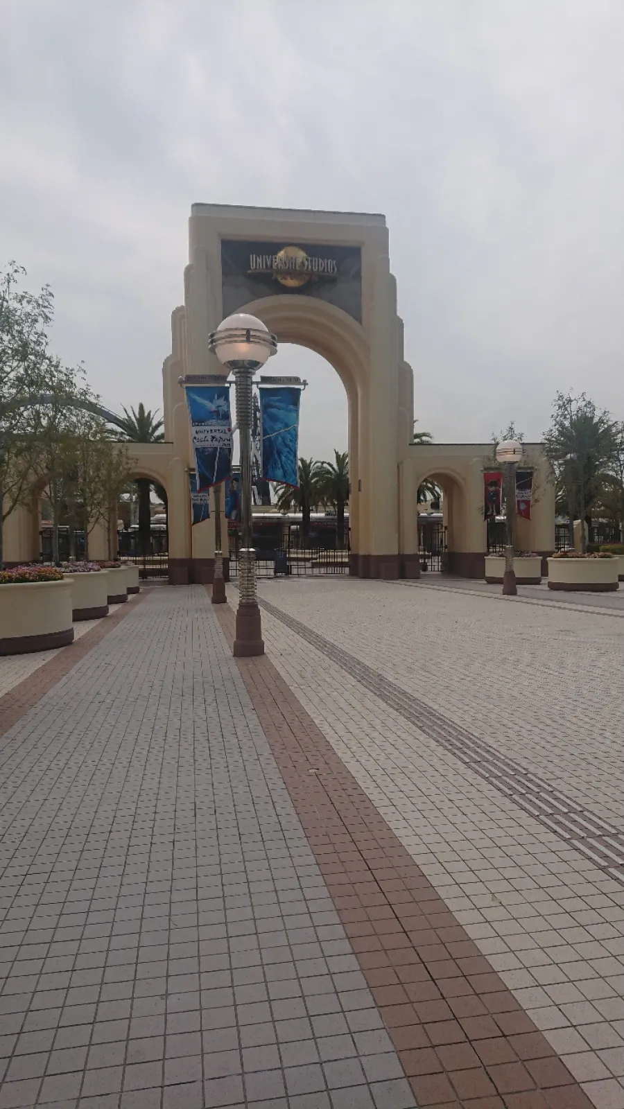 お昼のユニバーサルスタジオジャパン

コロナの時の誰もいないUSJ。
今は絶対に誰か居てるからかなりレアな写真見つけたので投稿！
うちの家族だけで不気味でした。