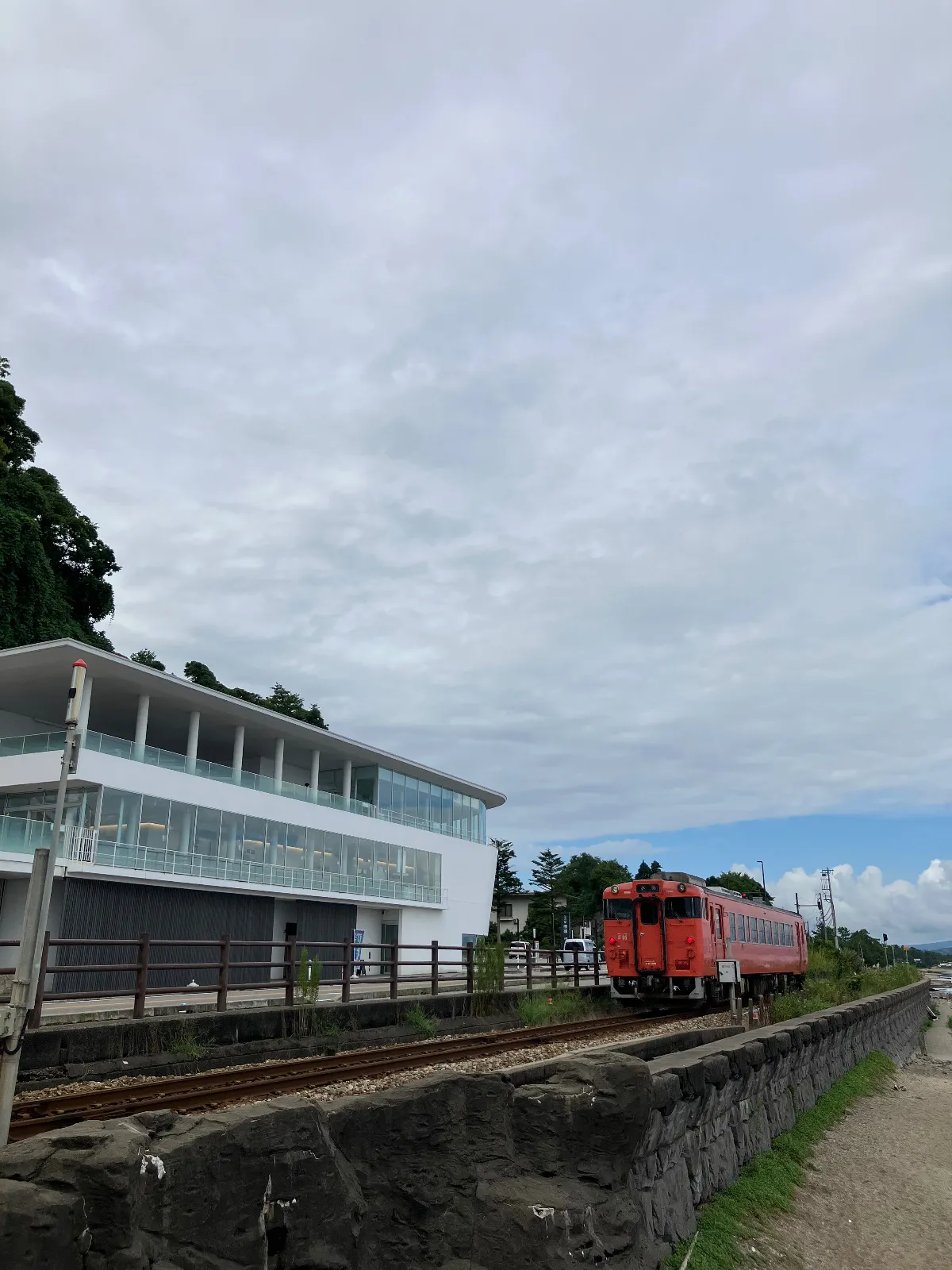 富山の雨晴海岸の道の駅です。

義経岩と立山連峰の素敵な写真が撮れる人気の海岸の前にあります。

道の駅は新しく綺麗で、売店と軽食をとる事ができます。　駐車場は少ないので、長時間の利用は気をつけないといけませんね。