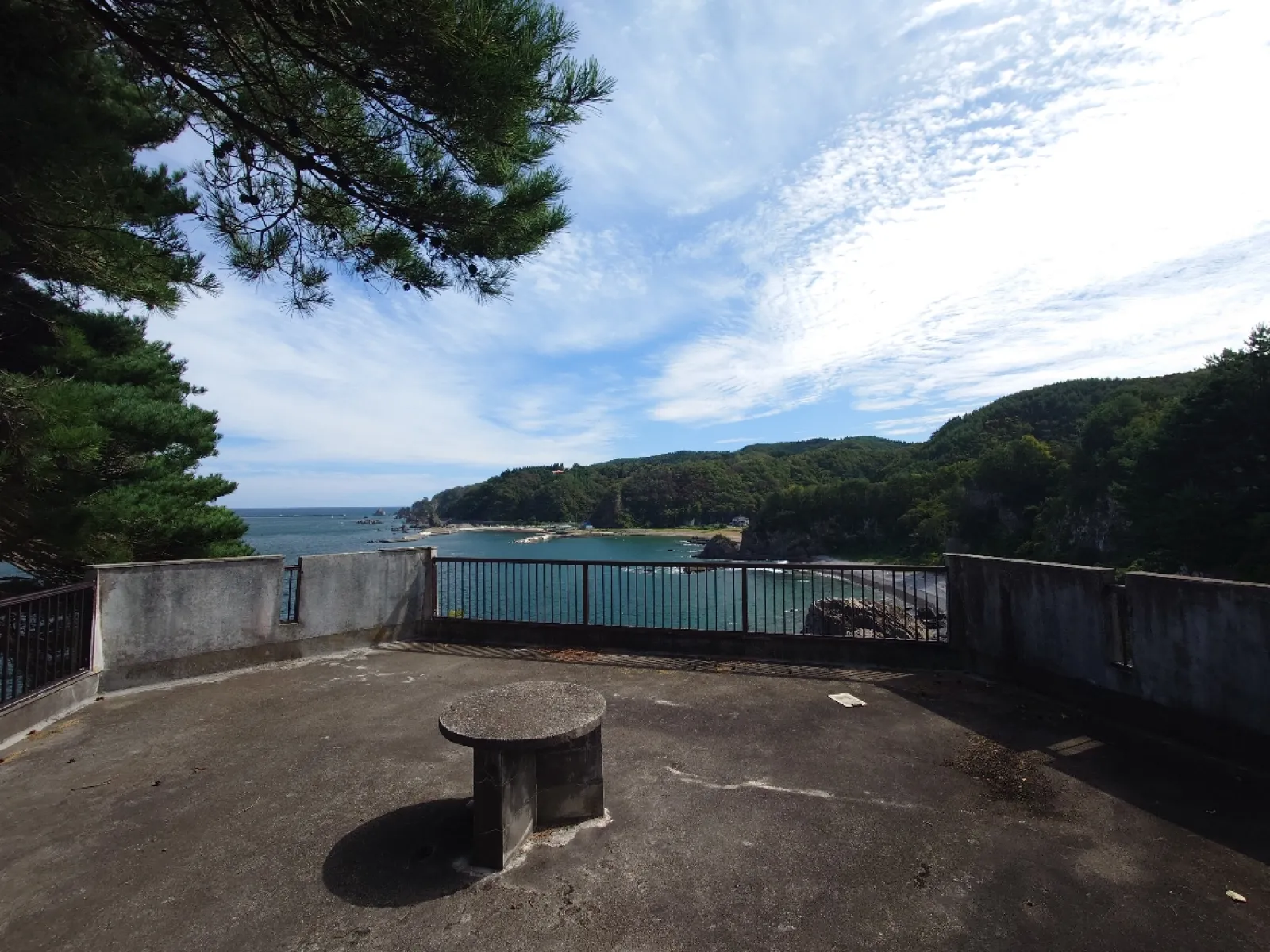 上部から東側に展望がある。