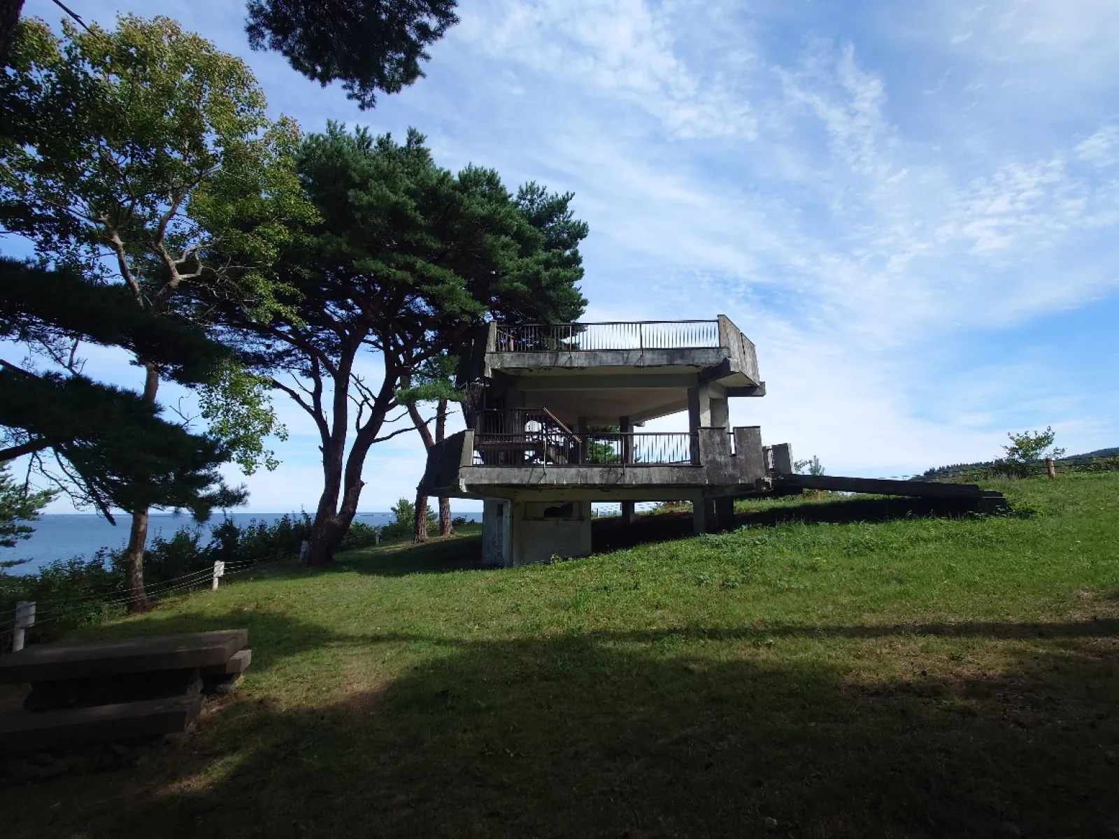 コンクリート製の二階建ての展望台