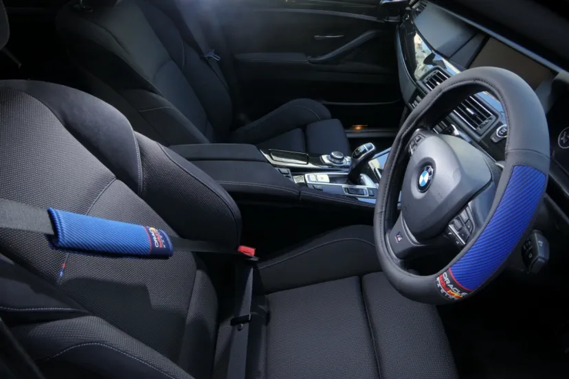 レッドブル仕様のステアリングカバー&ショルダーベルトで車内を彩る!【2025-26・秋冬新製品スクープ】スポーツギア編